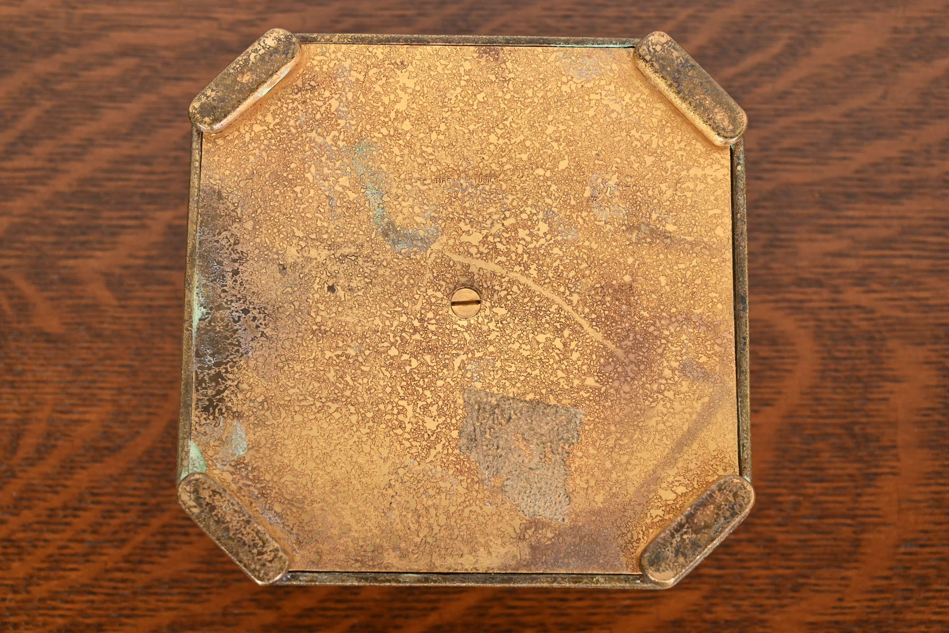 Calamaio grande in bronzo con motivo cinese di Tiffany Studios New York, circa 1910 in vendita 6