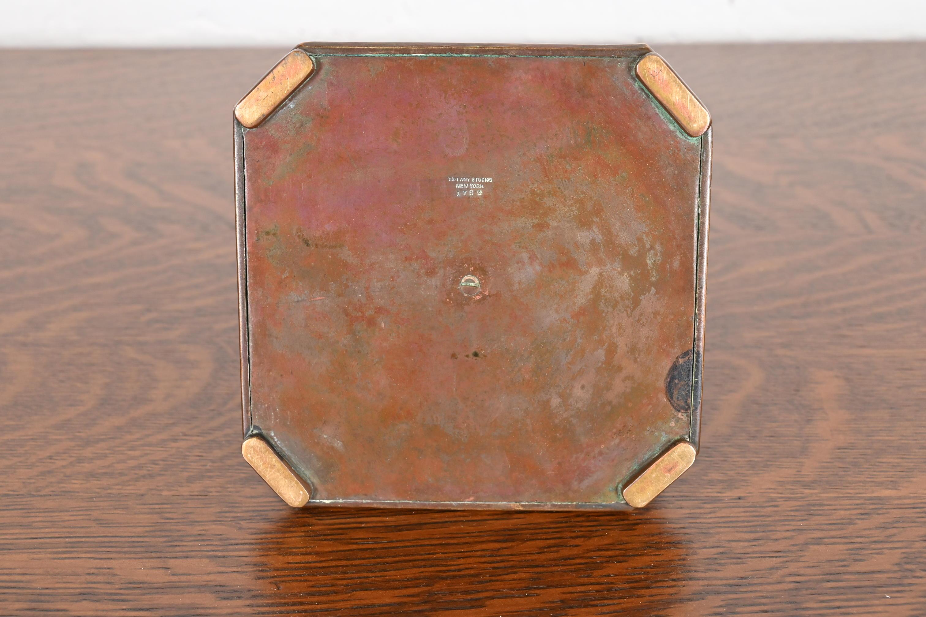 Tintero grande de bronce con motivo chino de los Estudios Tiffany de Nueva York, circa 1910 en venta 7