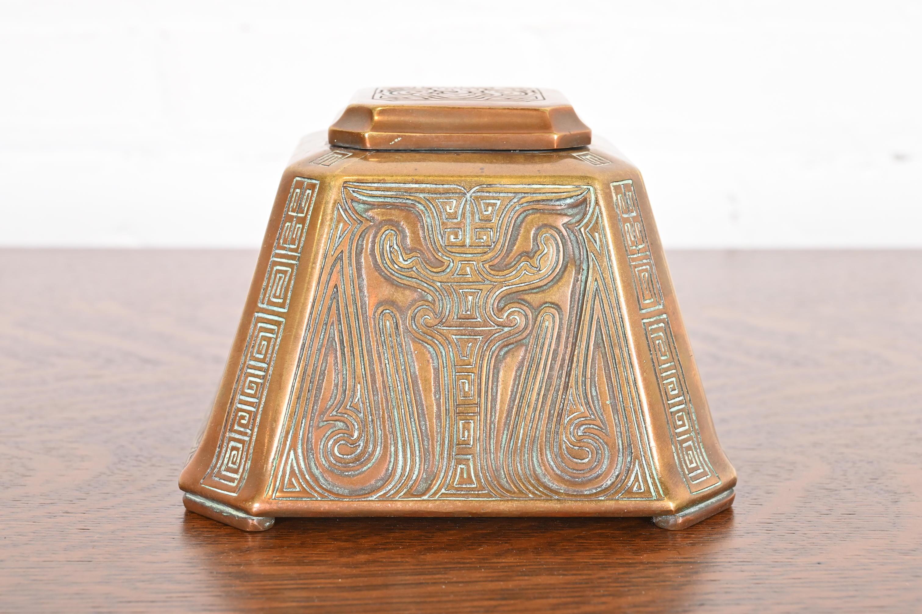Tintero grande de bronce con motivo chino de los Estudios Tiffany de Nueva York, circa 1910 Artes y manualidades en venta