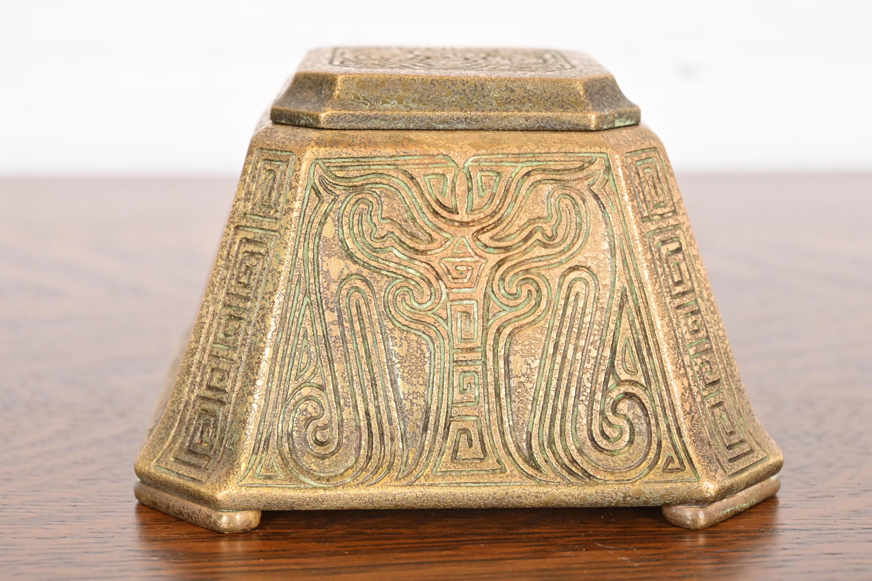 Arts and Crafts Calamaio grande in bronzo con motivo cinese di Tiffany Studios New York, circa 1910 in vendita