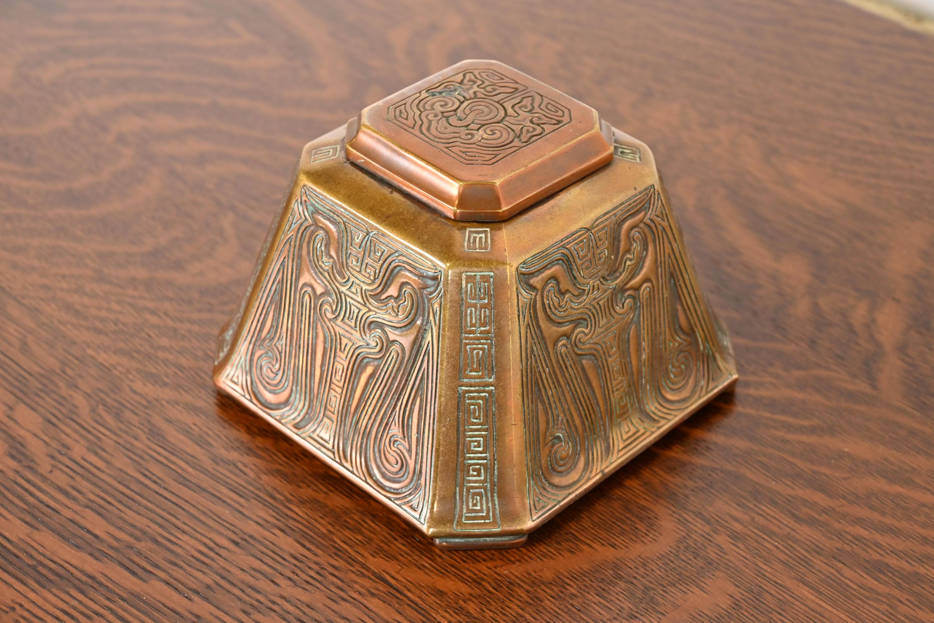 Tintero grande de bronce con motivo chino de los Estudios Tiffany de Nueva York, circa 1910 Estadounidense en venta