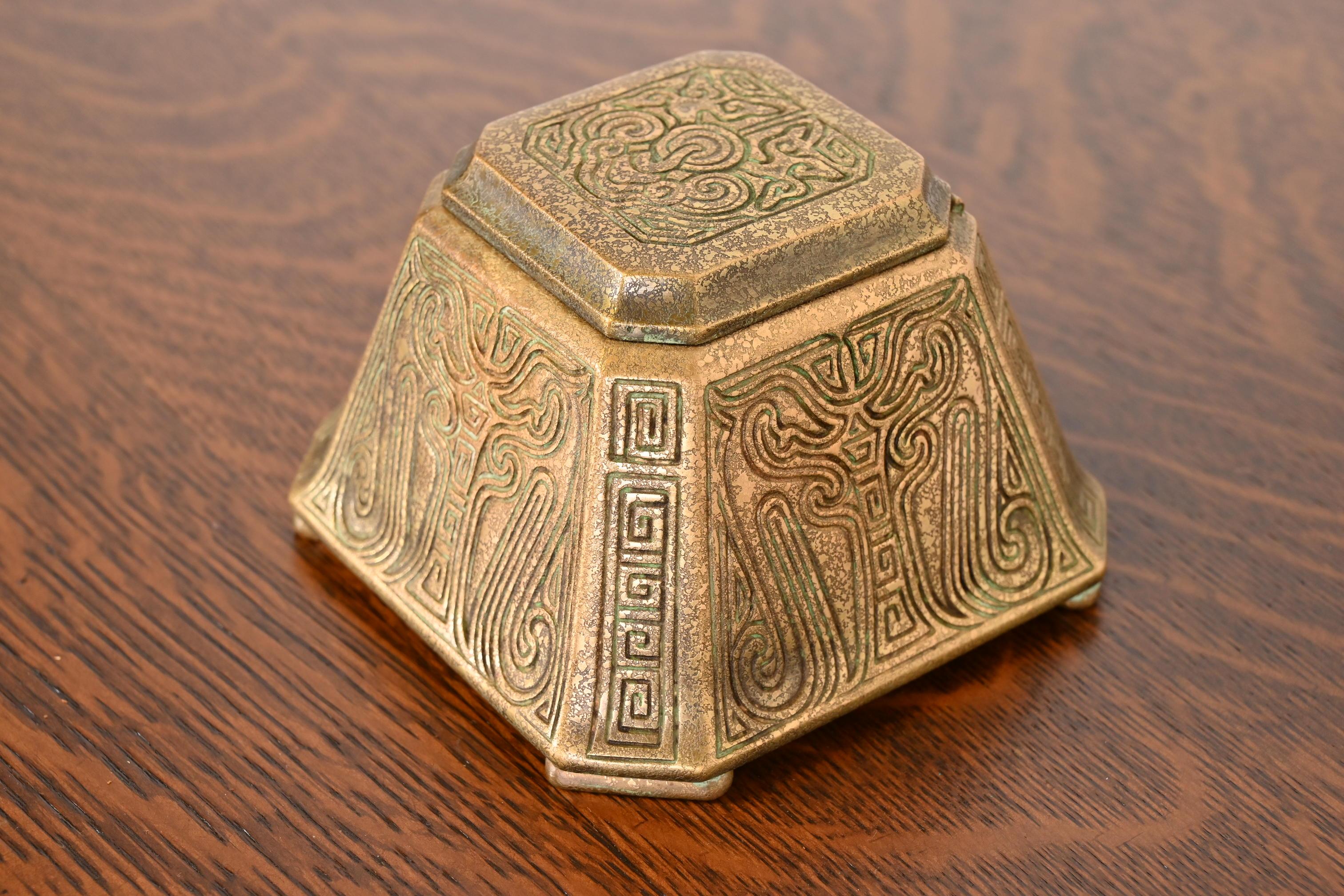 Americano Calamaio grande in bronzo con motivo cinese di Tiffany Studios New York, circa 1910 in vendita