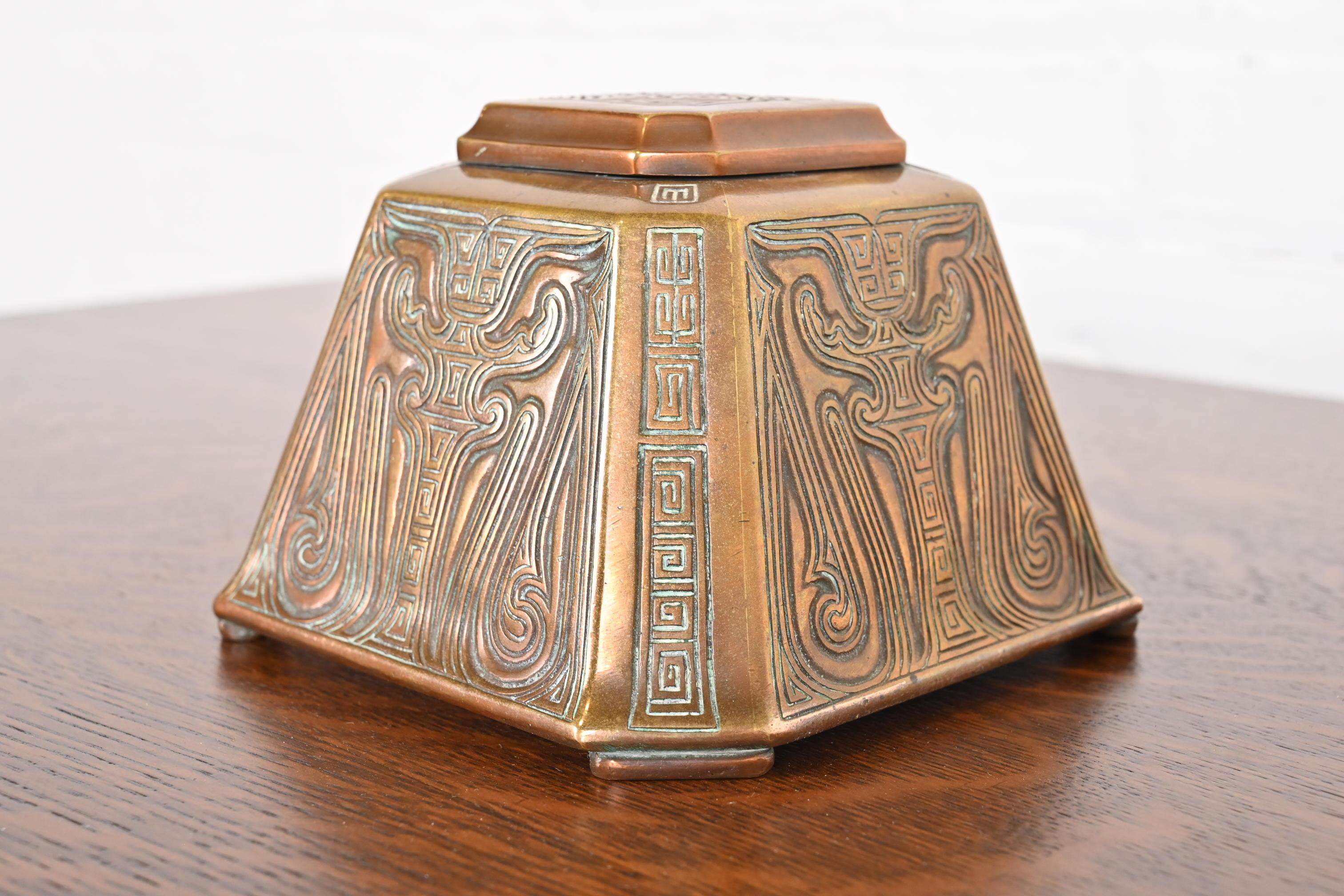 Tintero grande de bronce con motivo chino de los Estudios Tiffany de Nueva York, circa 1910 en Bueno estado para la venta en South Bend, IN