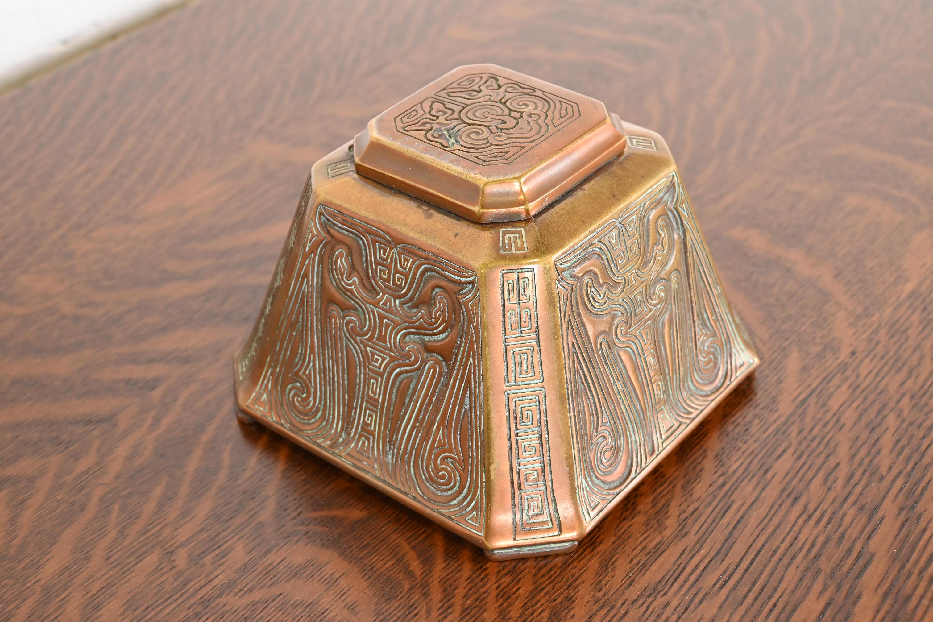 Tintero grande de bronce con motivo chino de los Estudios Tiffany de Nueva York, circa 1910 siglo XX en venta