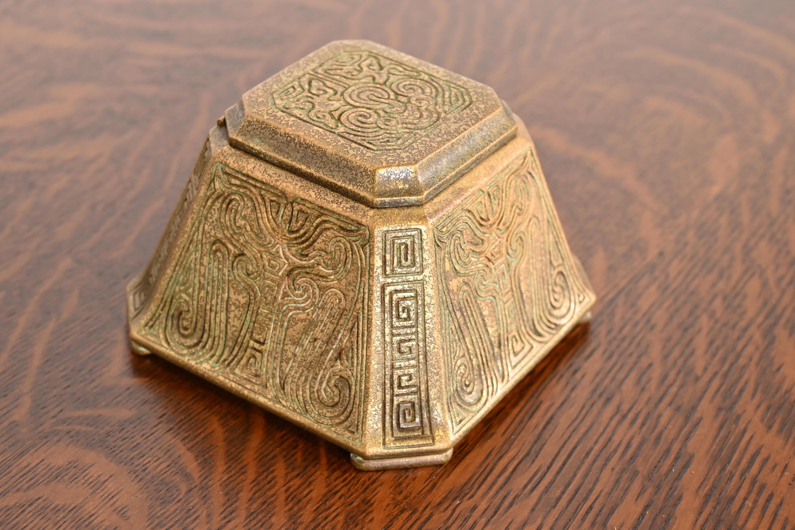XX secolo Calamaio grande in bronzo con motivo cinese di Tiffany Studios New York, circa 1910 in vendita