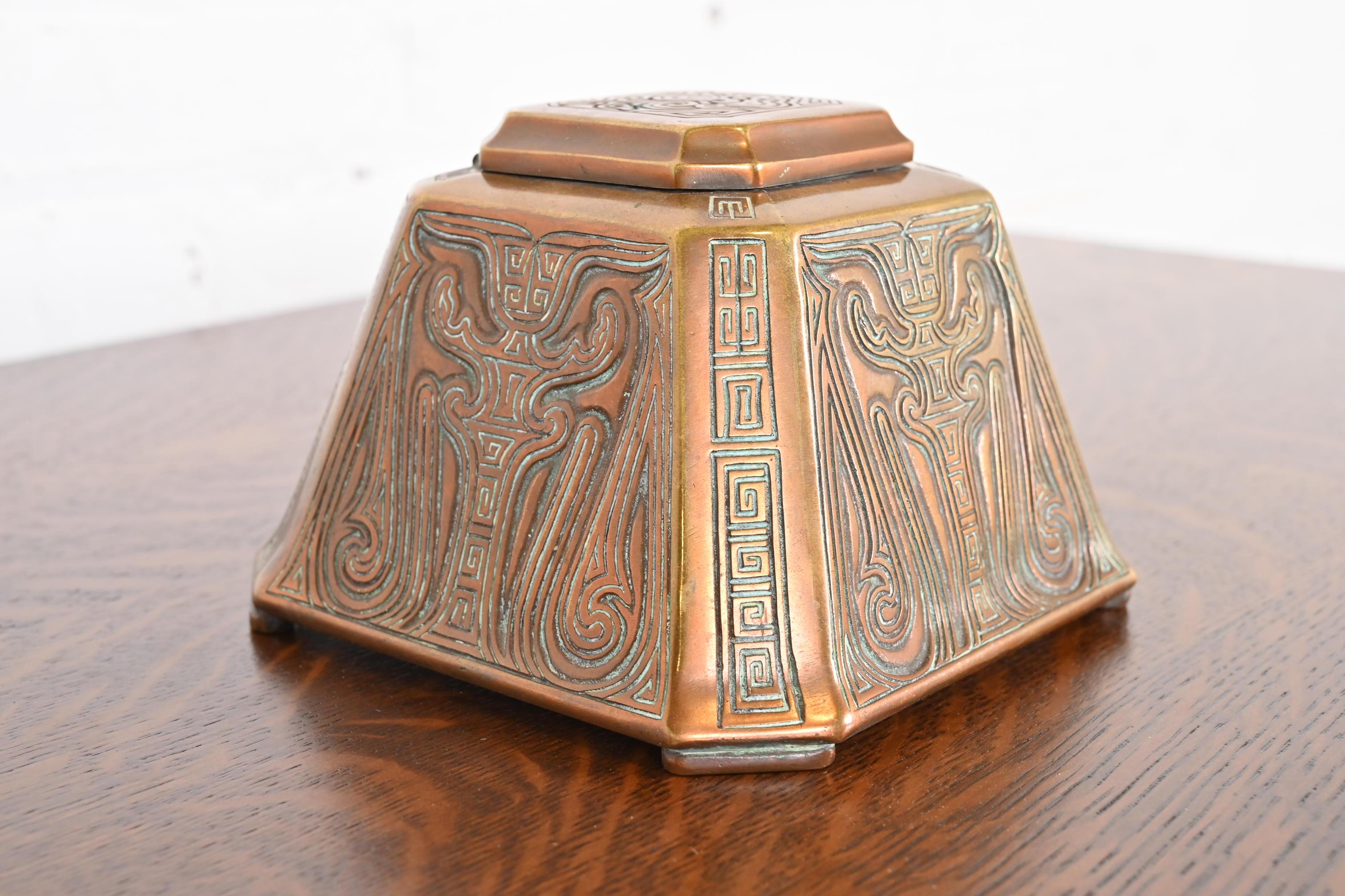 Tintero grande de bronce con motivo chino de los Estudios Tiffany de Nueva York, circa 1910 Bronce en venta