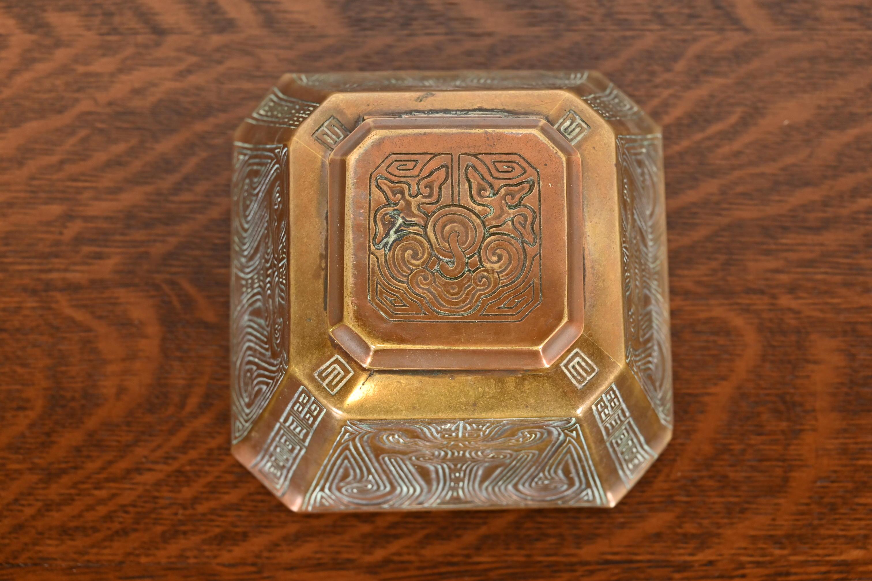 Tintero grande de bronce con motivo chino de los Estudios Tiffany de Nueva York, circa 1910 en venta 1