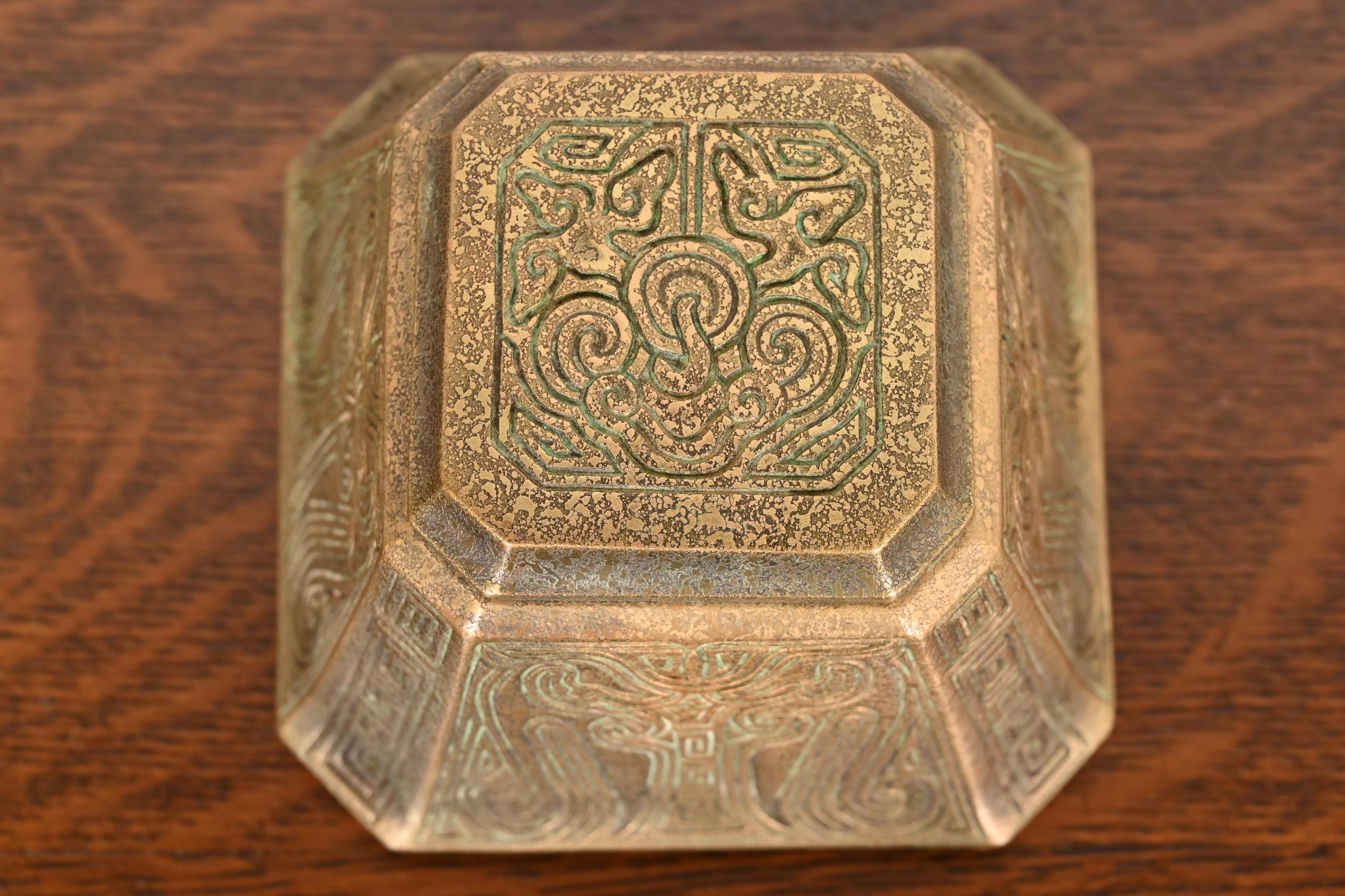 Calamaio grande in bronzo con motivo cinese di Tiffany Studios New York, circa 1910 in vendita 1