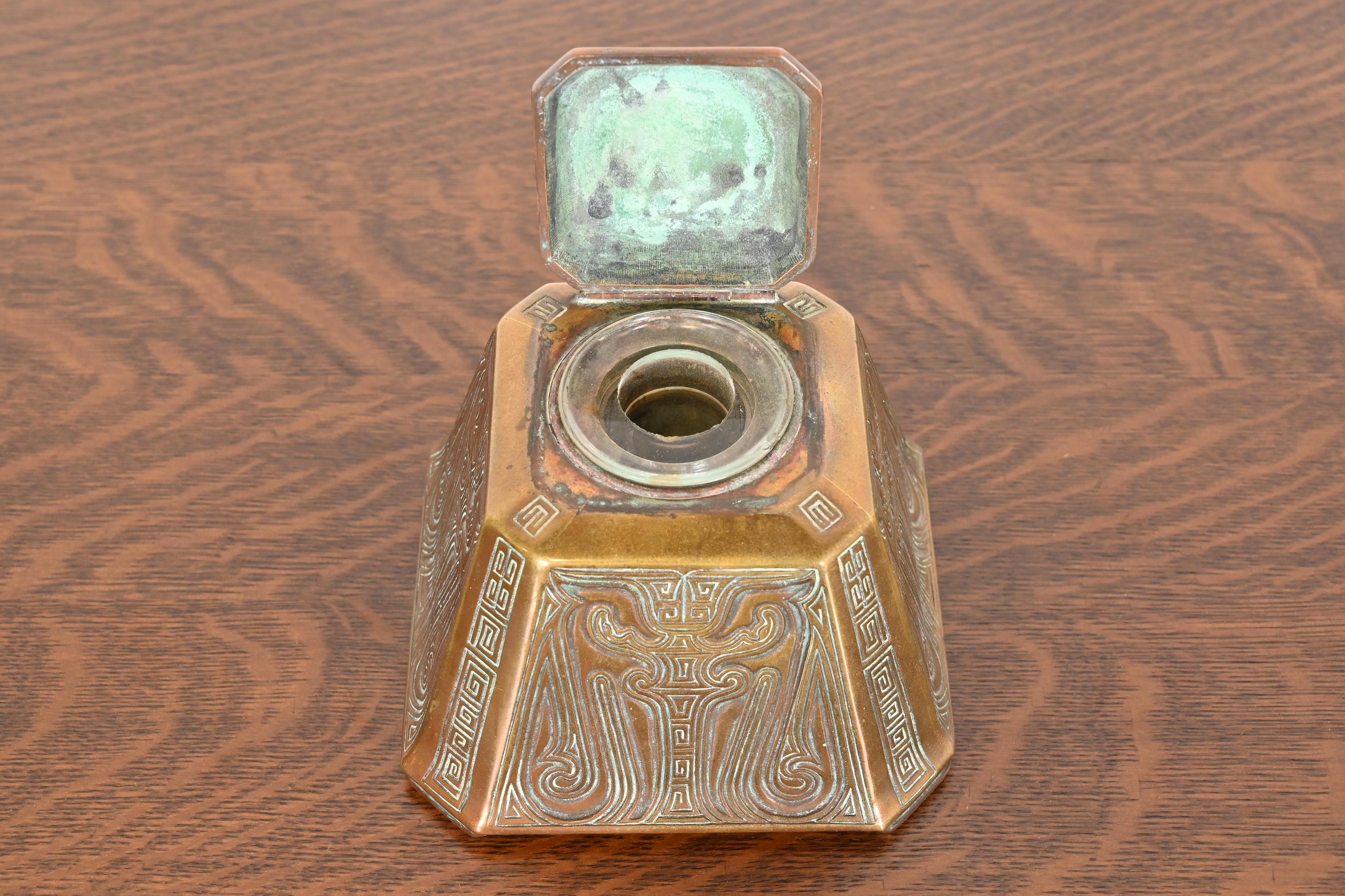 Tintero grande de bronce con motivo chino de los Estudios Tiffany de Nueva York, circa 1910 en venta 2