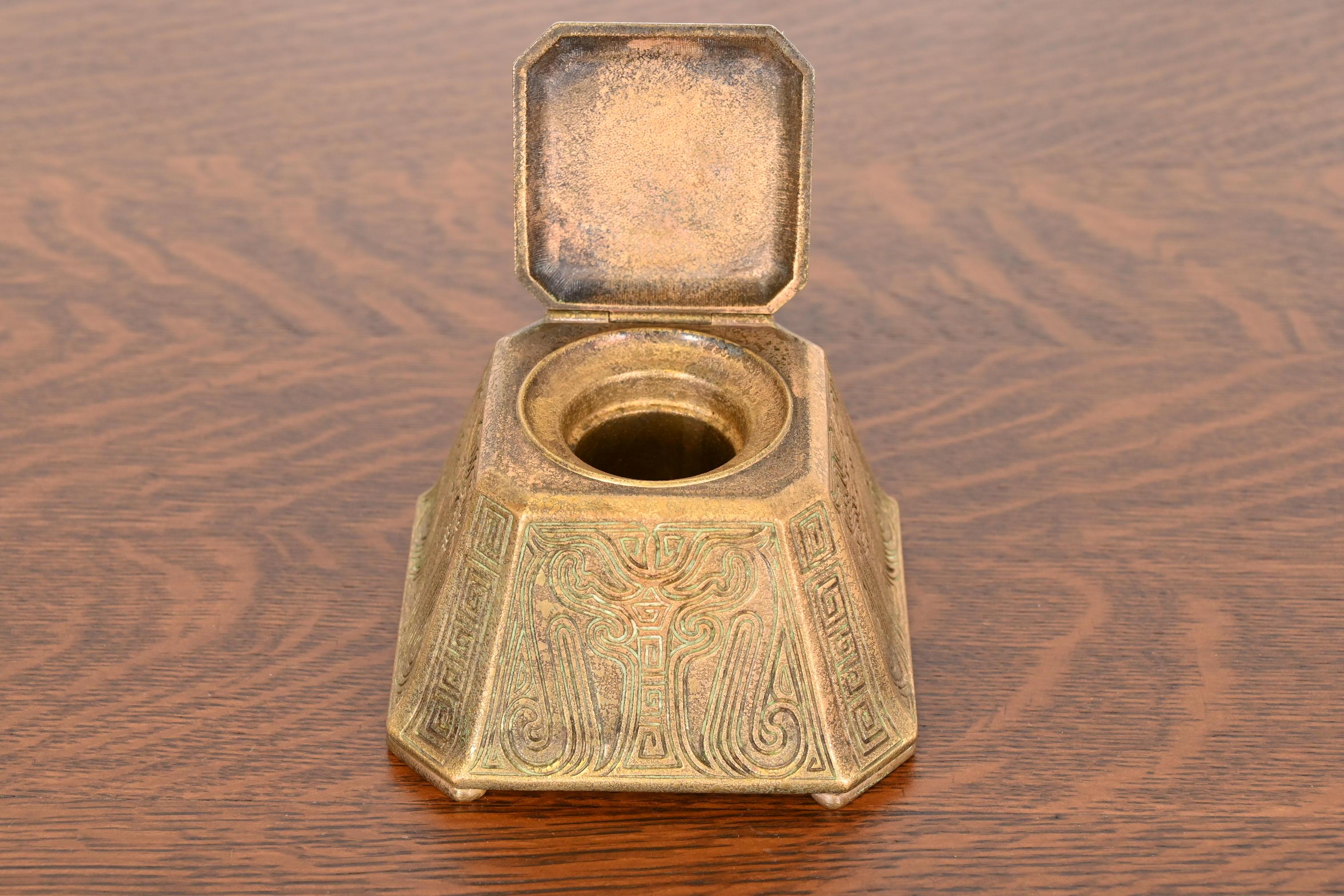 Calamaio grande in bronzo con motivo cinese di Tiffany Studios New York, circa 1910 in vendita 2