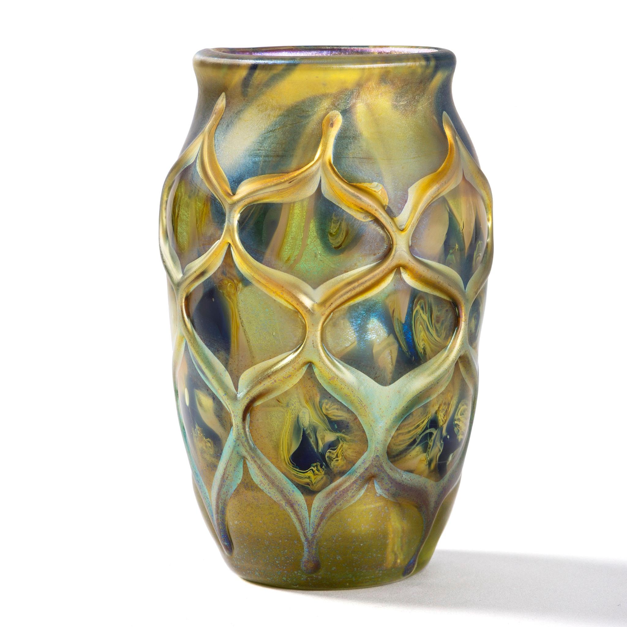 Dieser kunstvolle Bienenstock-Briefbeschwerer ist vom römischen Bandmosaikglas inspiriert, einem Stil, der von Tiffanys Mentor Edward C. Moore eifrig gesammelt wurde. Das Bandmosaikmuster wurde mit Abschnitten aus klarem Glas erstellt, die mit
