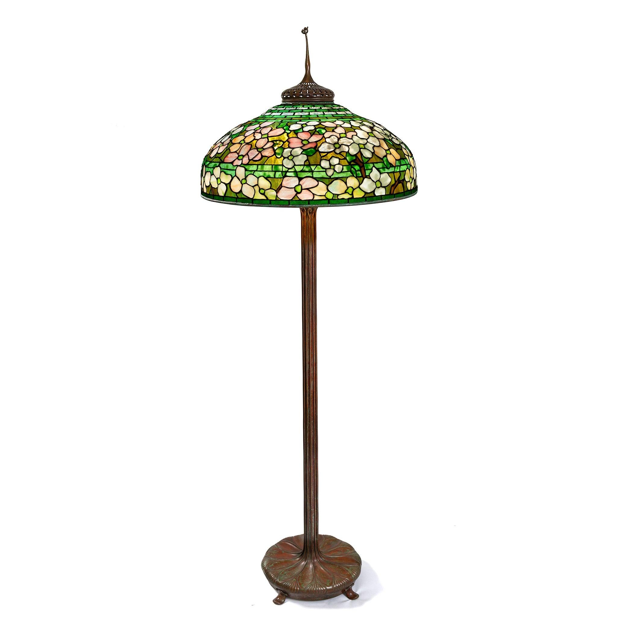 Der Schirm dieser Stehlampe aus Bleiglas der Tiffany Studios New York 