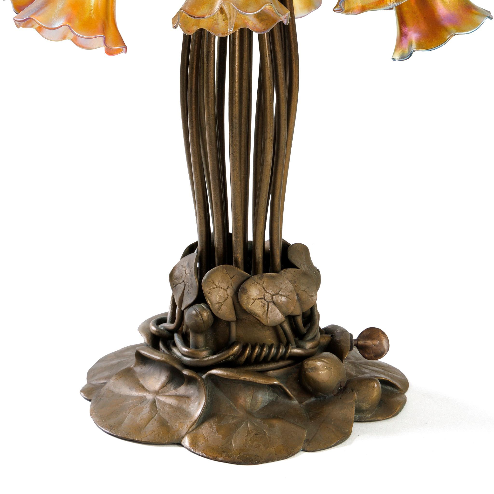 Art nouveau Tiffany Studios New York « Eighteen Light Lily » lampe de table en vente