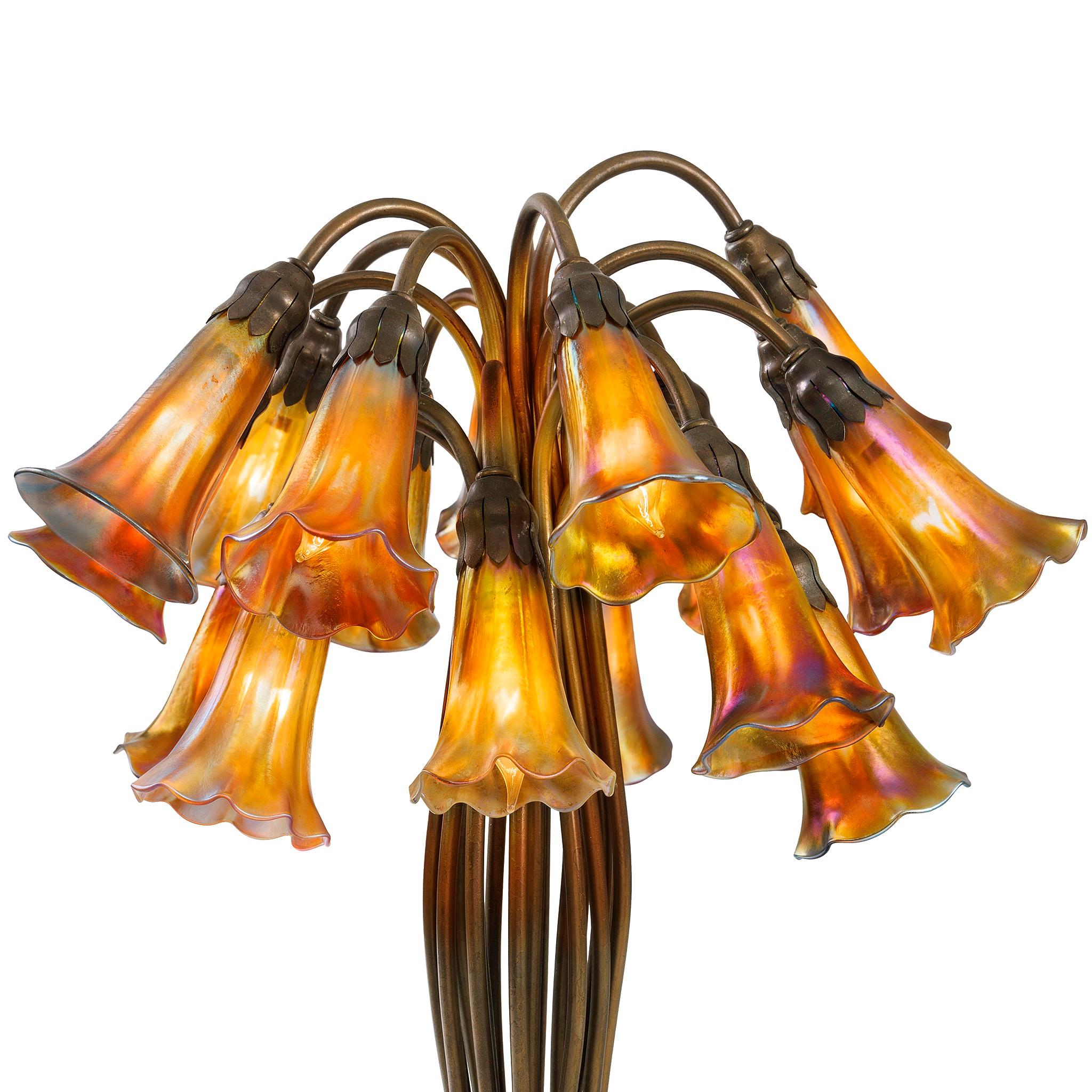 Américain Tiffany Studios New York « Eighteen Light Lily » lampe de table en vente