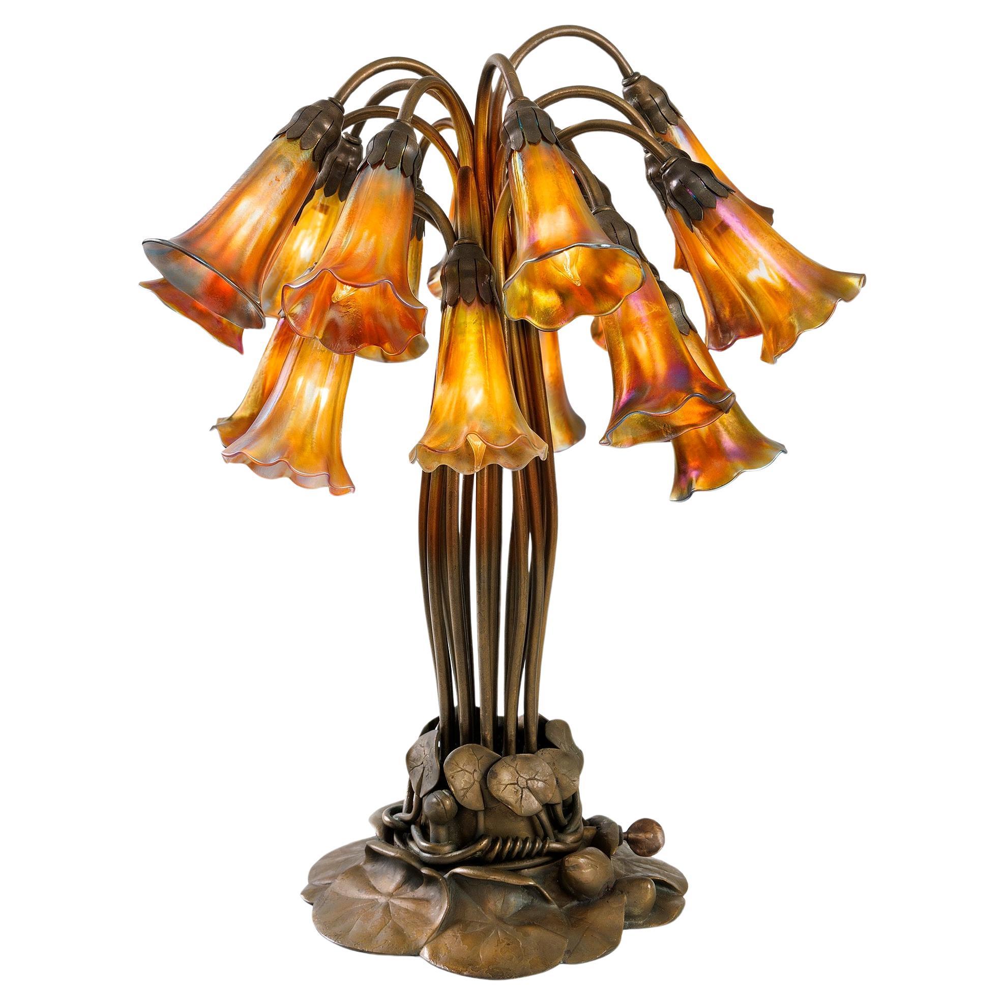 Tiffany Studios New York "Eighteen Light Lily" Tischlampe im Angebot