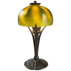 Tiffany Studios New York Favrile Glas und Bronze Tischlampe