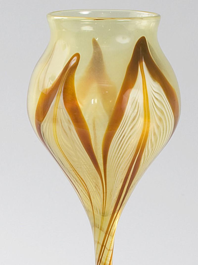 Tiffany Studios New York, Favrilglas-Vase in länglicher Blumenform  (Art nouveau) im Angebot
