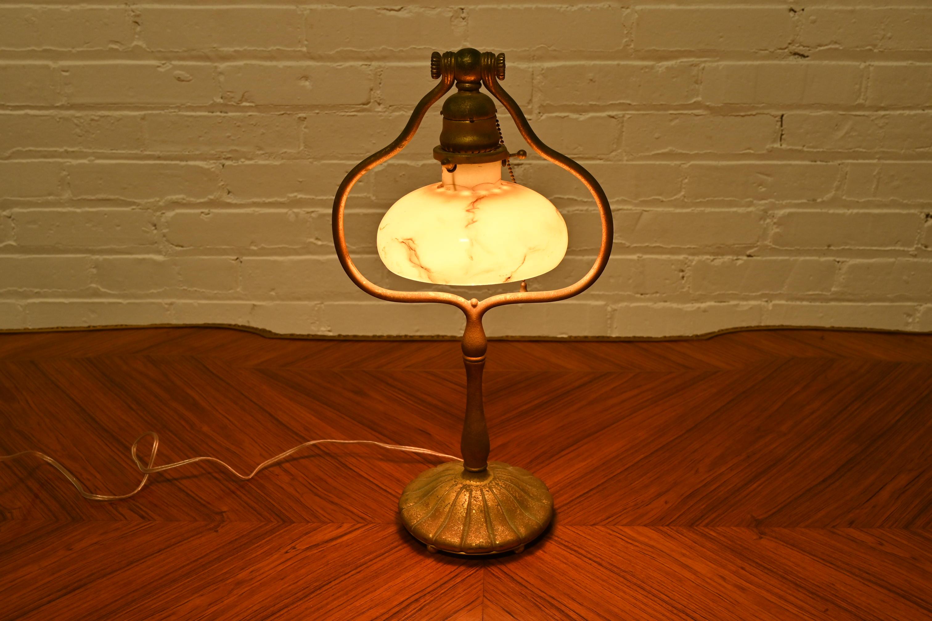 Tiffany Studios New York lampe de bureau à harpe en bronze doré, vers 1910 en vente 5