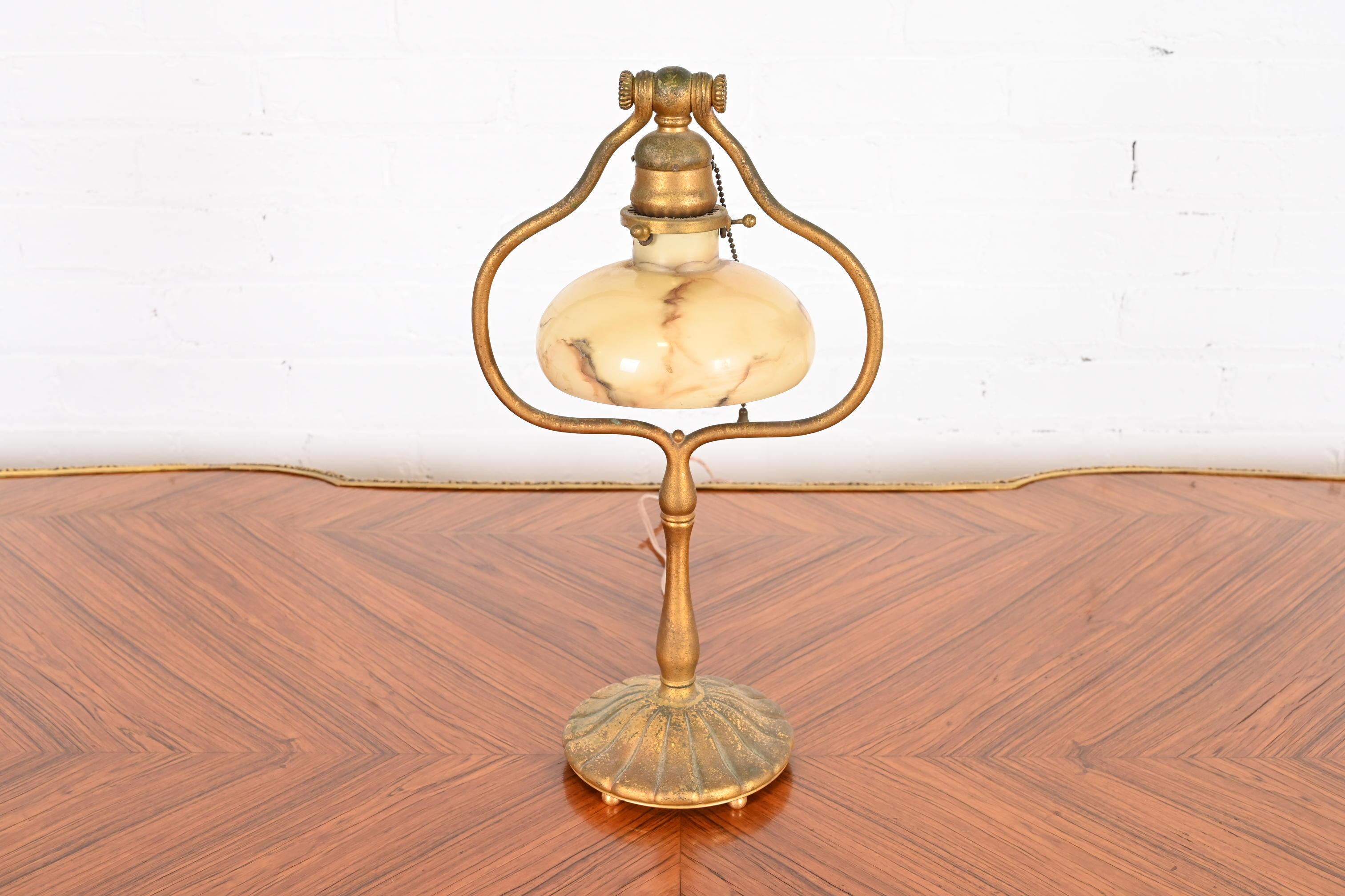 Exceptionnelle lampe de bureau à harpe d'époque Arts & Crafts ou Art Deco

Par Tiffany Studios

New York, États-Unis, Début du XXe siècle

Bronze doré, avec un bel abat-jour en albâtre.

Dimensions : 9 