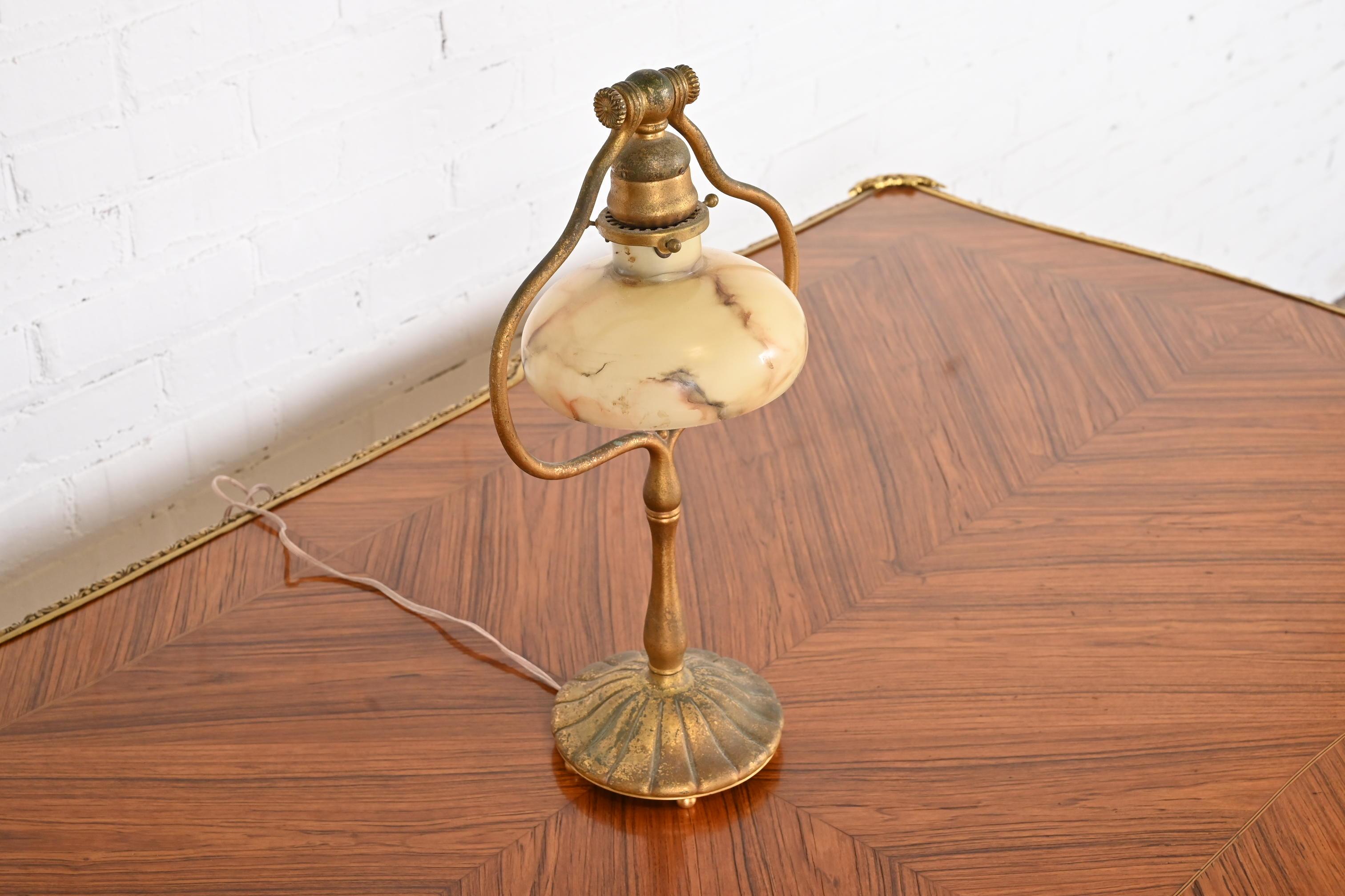 Tiffany Studios New York lampe de bureau à harpe en bronze doré, vers 1910 Bon état - En vente à South Bend, IN