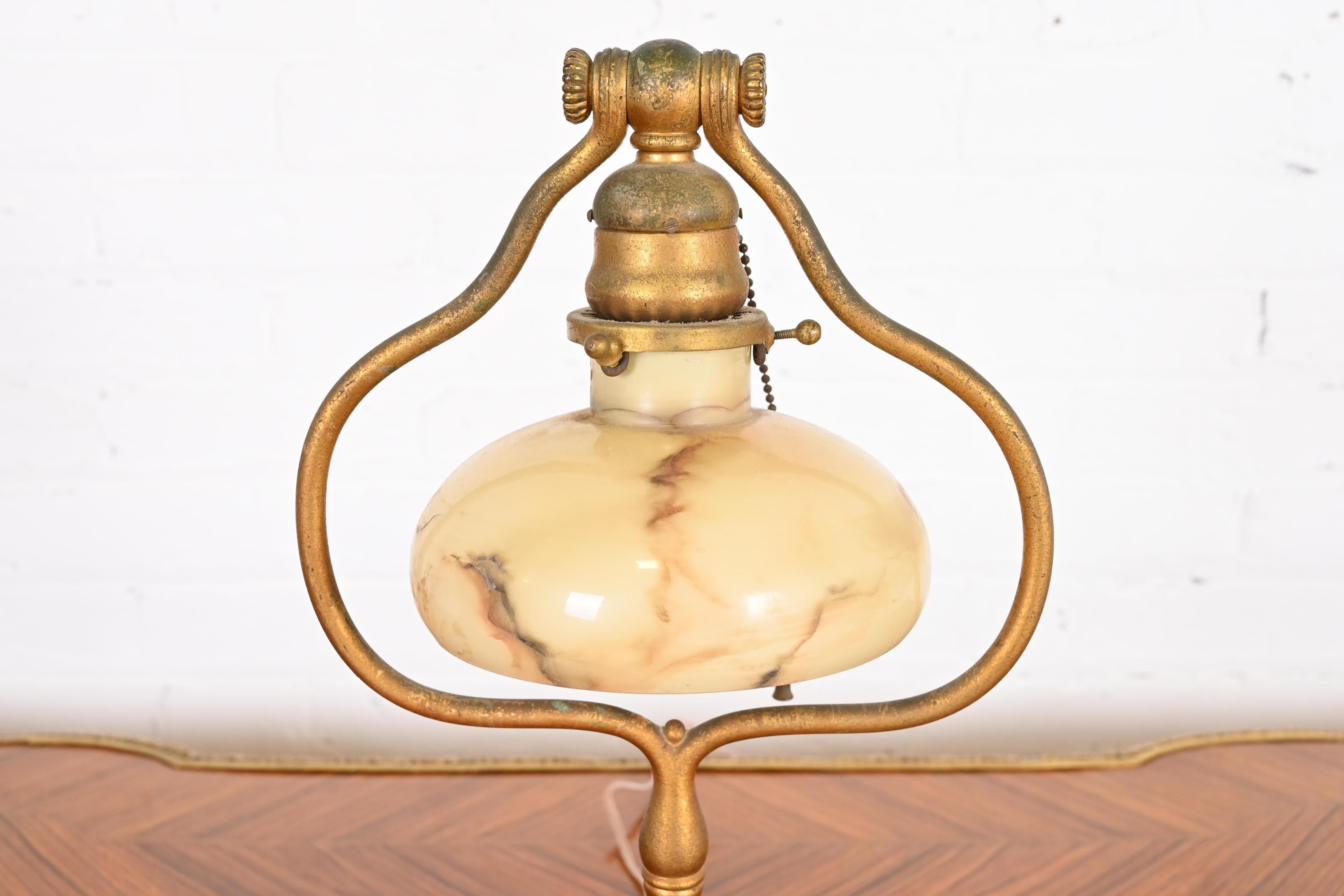 20ième siècle Tiffany Studios New York lampe de bureau à harpe en bronze doré, vers 1910 en vente