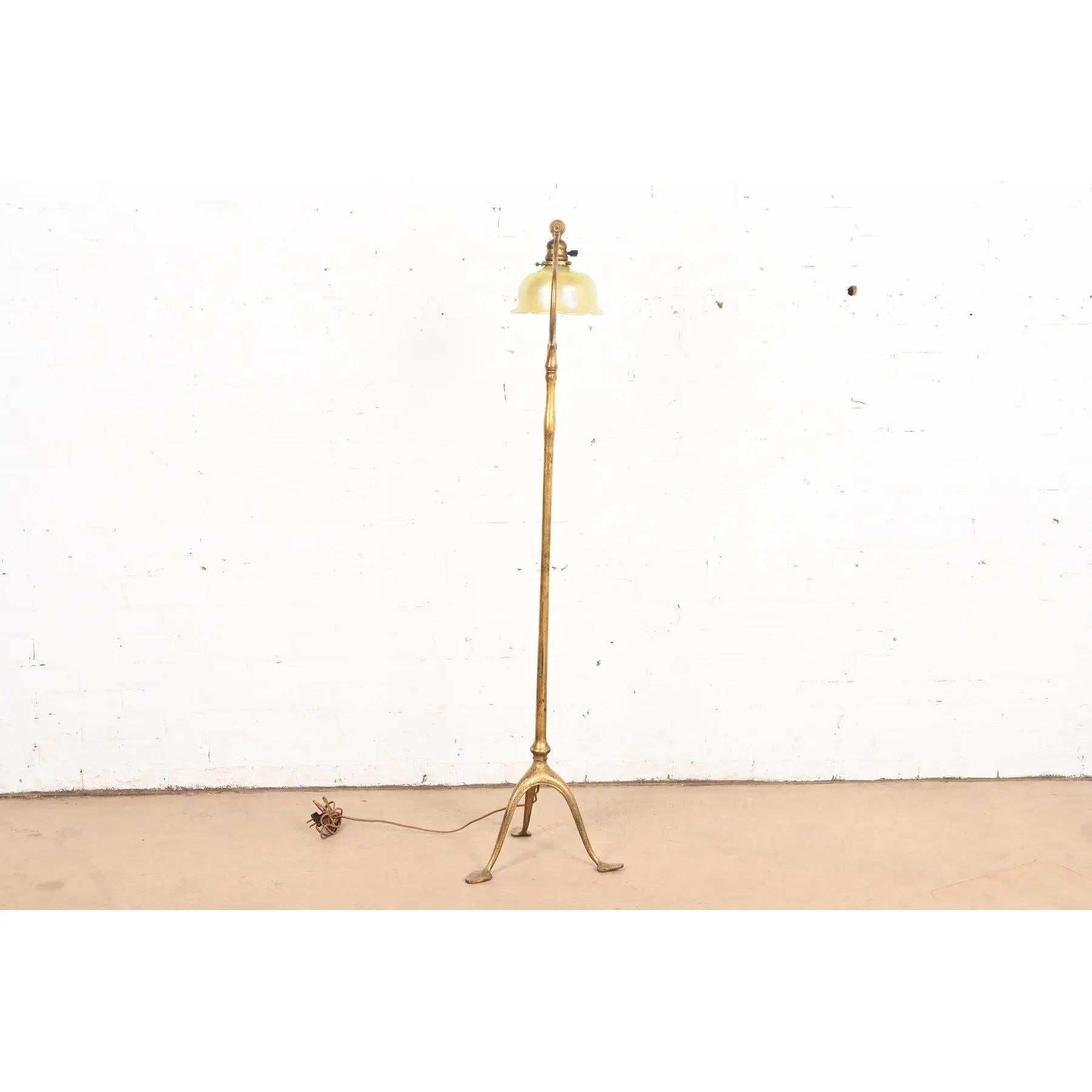 Lampada da terra ad arpa in bronzo dorato di Tiffany Studios New York con paralume in vetro Favrile in vendita 5