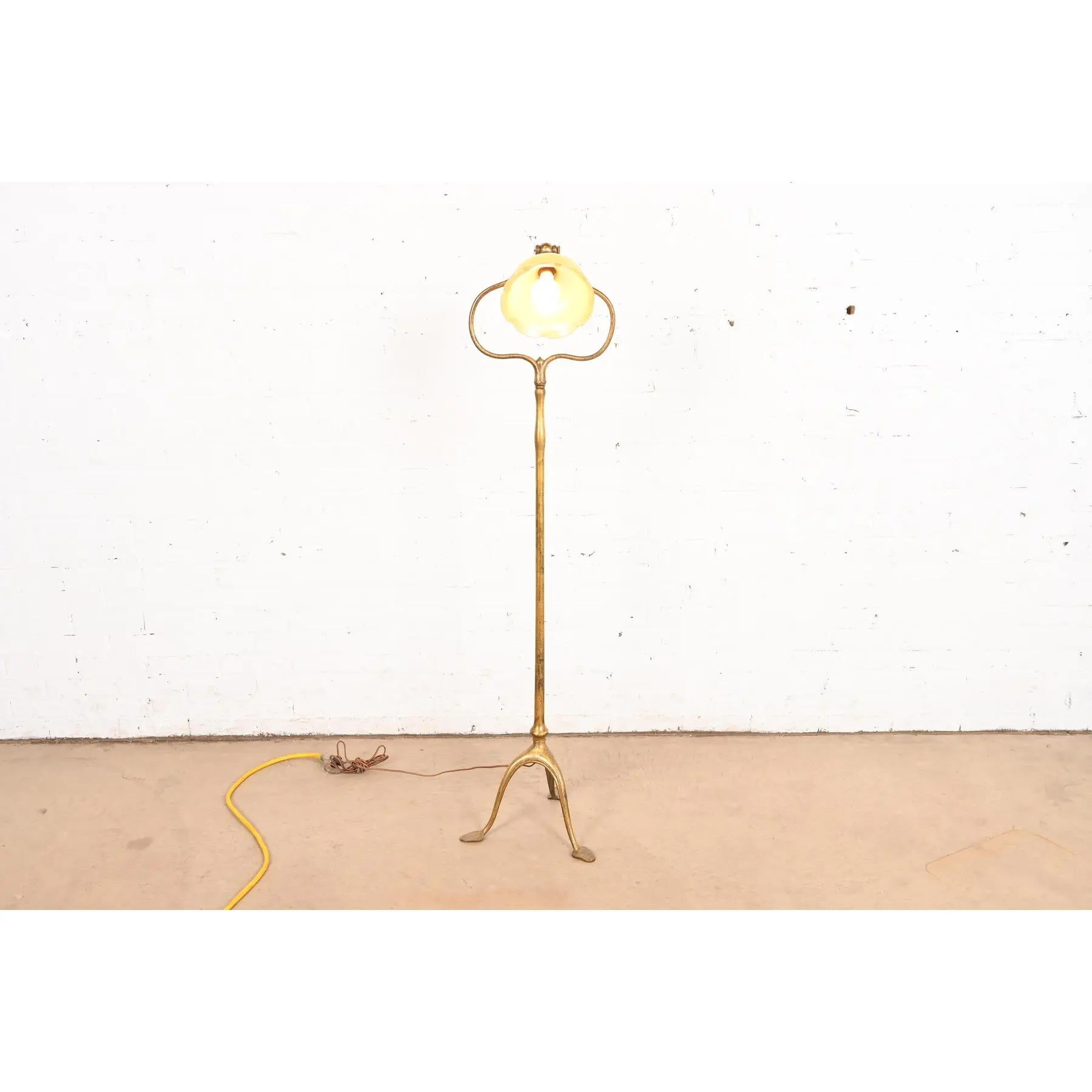 Lampada da terra ad arpa in bronzo dorato di Tiffany Studios New York con paralume in vetro Favrile in vendita 6