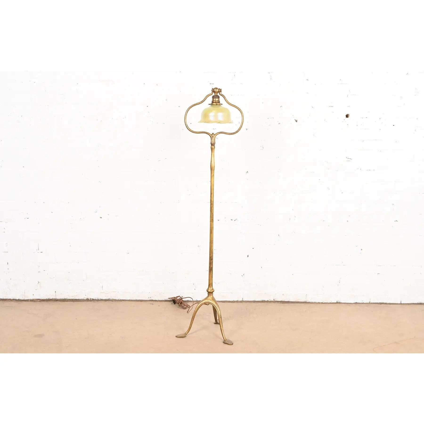 Un'eccezionale lampada da terra d'epoca Arts & Crafts o Art Deco

Di Tiffany Studios (firmato sul lato inferiore di un piede)

New York, USA, inizio del XX secolo

Supporto in bronzo dorato, con splendido paralume in vetro Favrile
