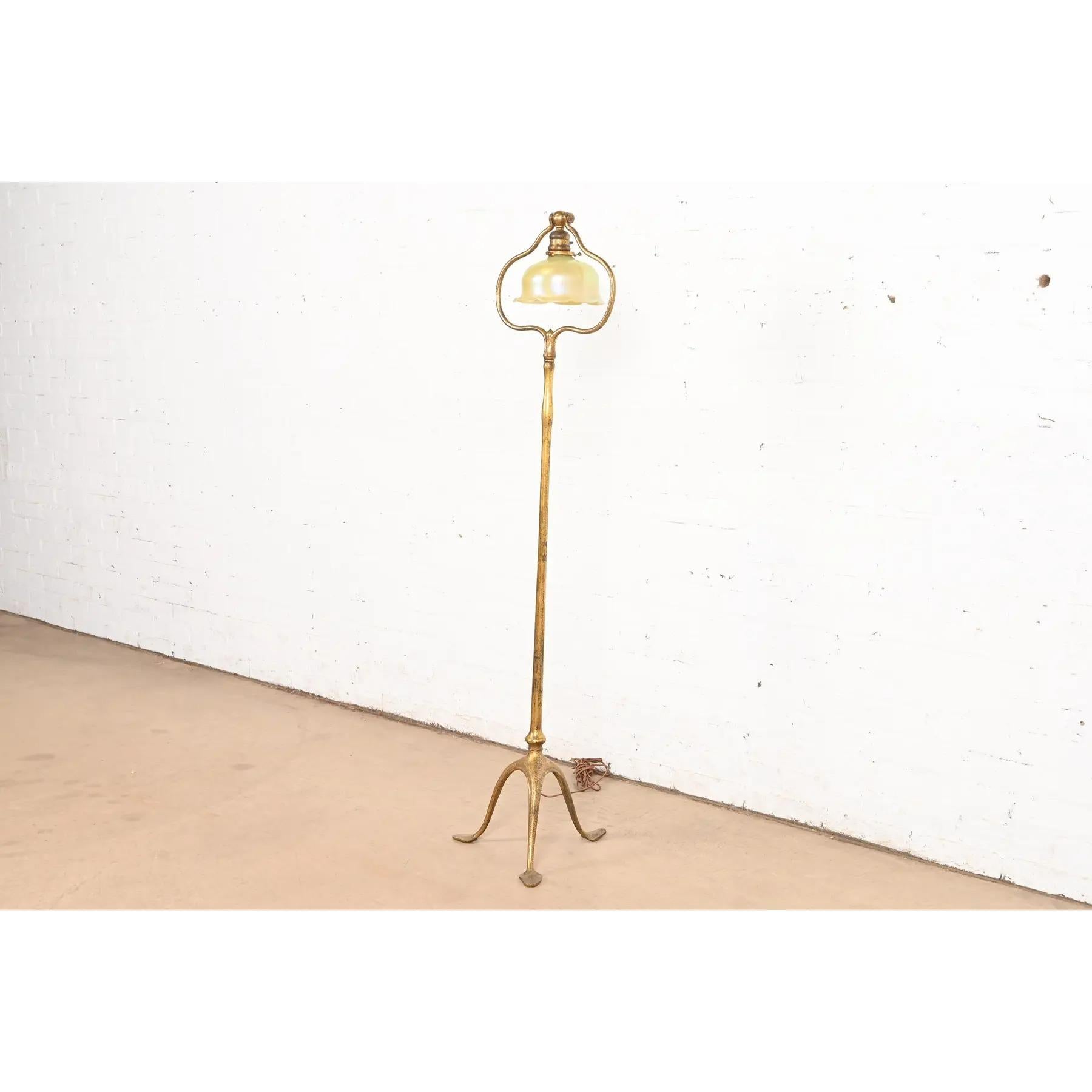 Americano Lampada da terra ad arpa in bronzo dorato di Tiffany Studios New York con paralume in vetro Favrile in vendita