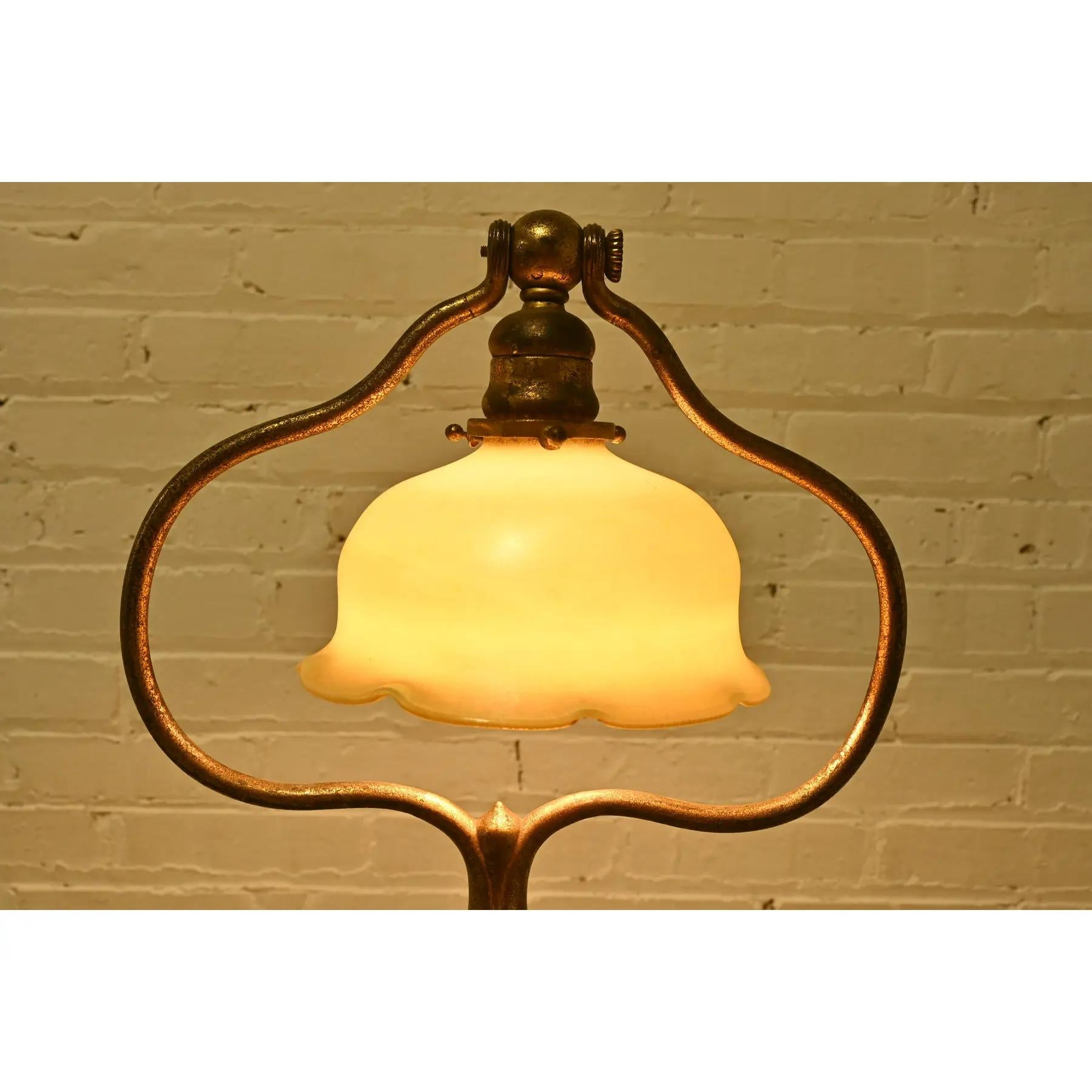 Lampada da terra ad arpa in bronzo dorato di Tiffany Studios New York con paralume in vetro Favrile in vendita 1
