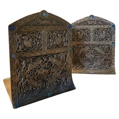 Tiffany Studios, New York. Coppia di reggilibri in bronzo dorato del IX secolo, 1912 circa