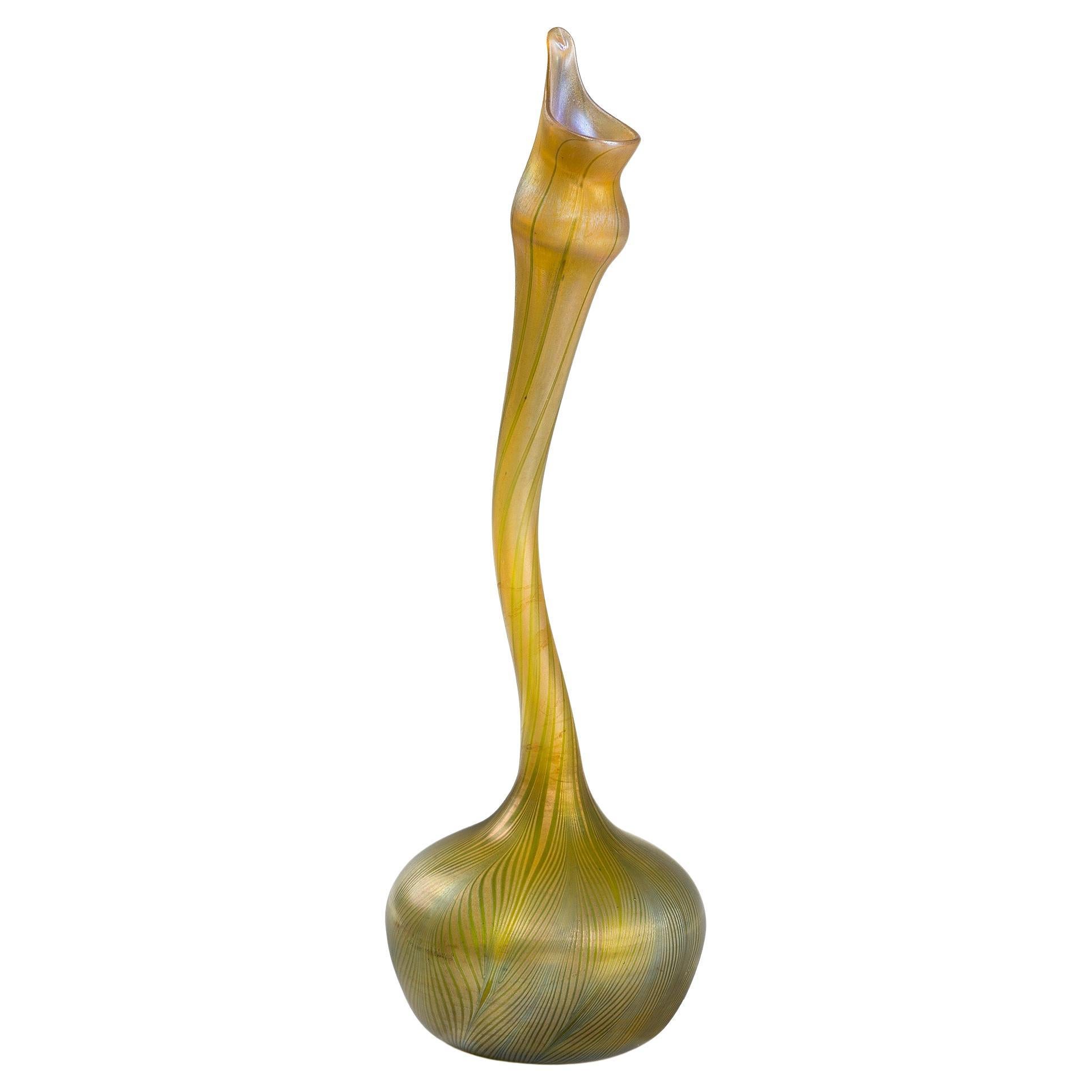 Jarrón de vidrio favrile "Cuello de cisne" de Tiffany Studios Nueva York en venta