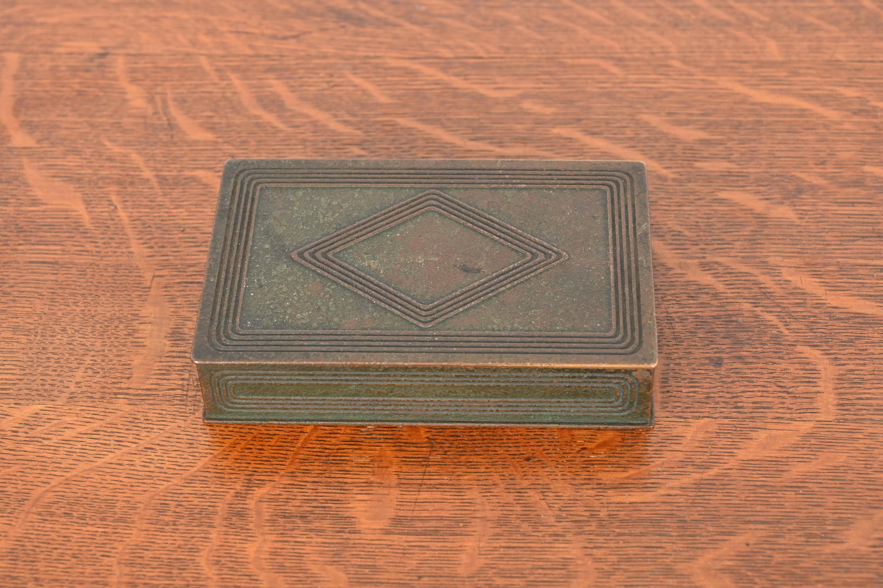 Eine wunderschöne antike Bronze Graduate Muster Schreibtisch-Box, Schmuck-Box, oder dekorative Box mit Grünspan grüner Patina

Von Tiffany Studios (signiert auf der Unterseite)

New York, USA, Anfang des 20. Jahrhunderts

Maße: 5,5 