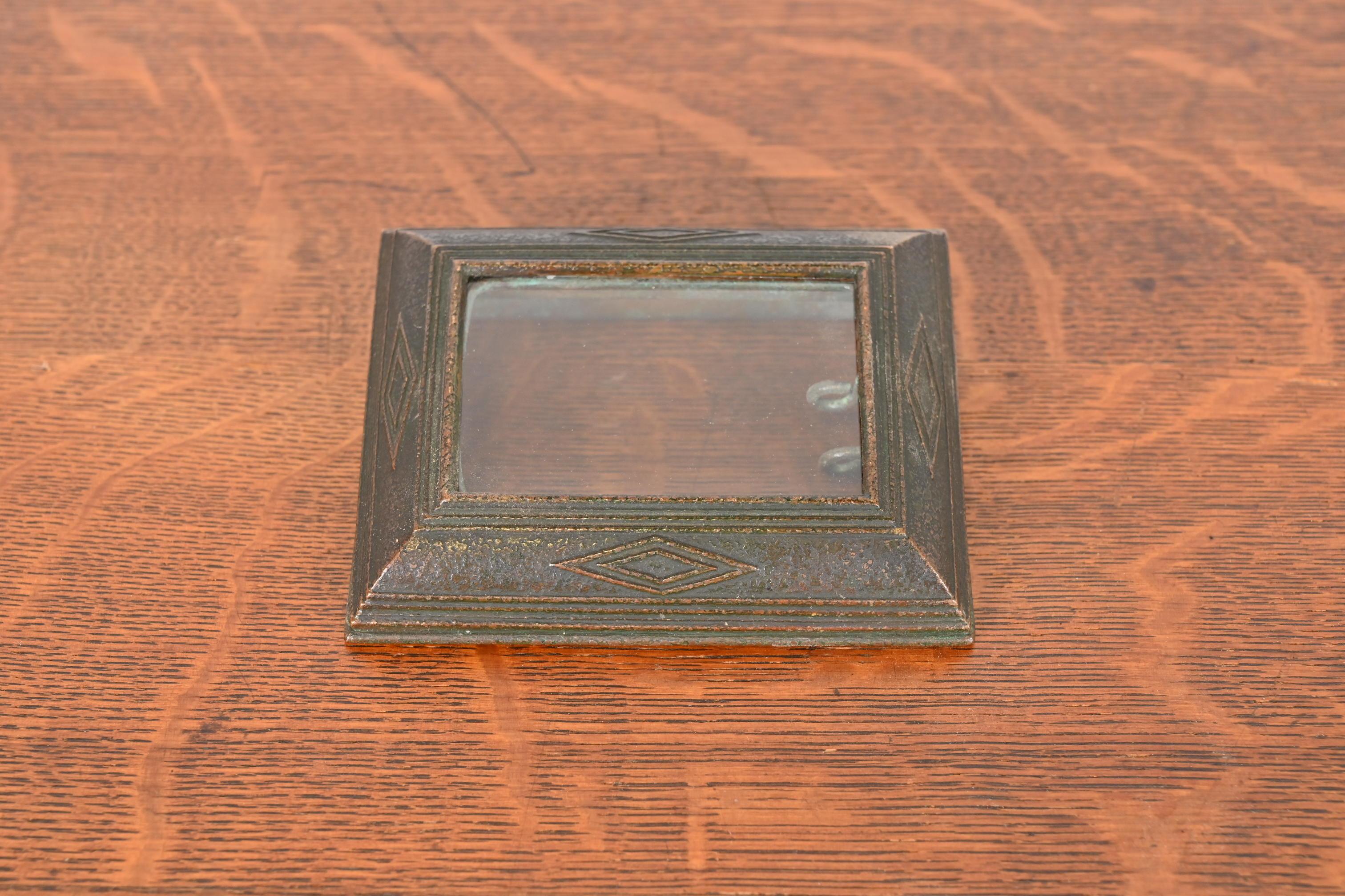 A gorgeous antique bronze Graduate pattern calendar holder or picture frame with verdigris green patina

By Tiffany Studios, #1792 (signed to the underside)

New York, USA, Early 20th Century

Measures: 4.5