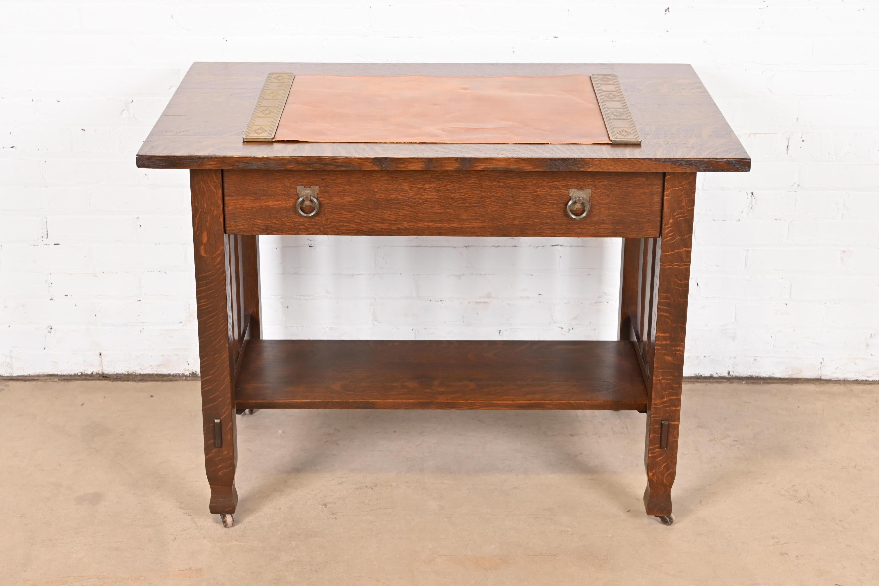 Splendida coppia di scovoli in bronzo dorato del periodo Art Déco o Arts & Crafts nel motivo 