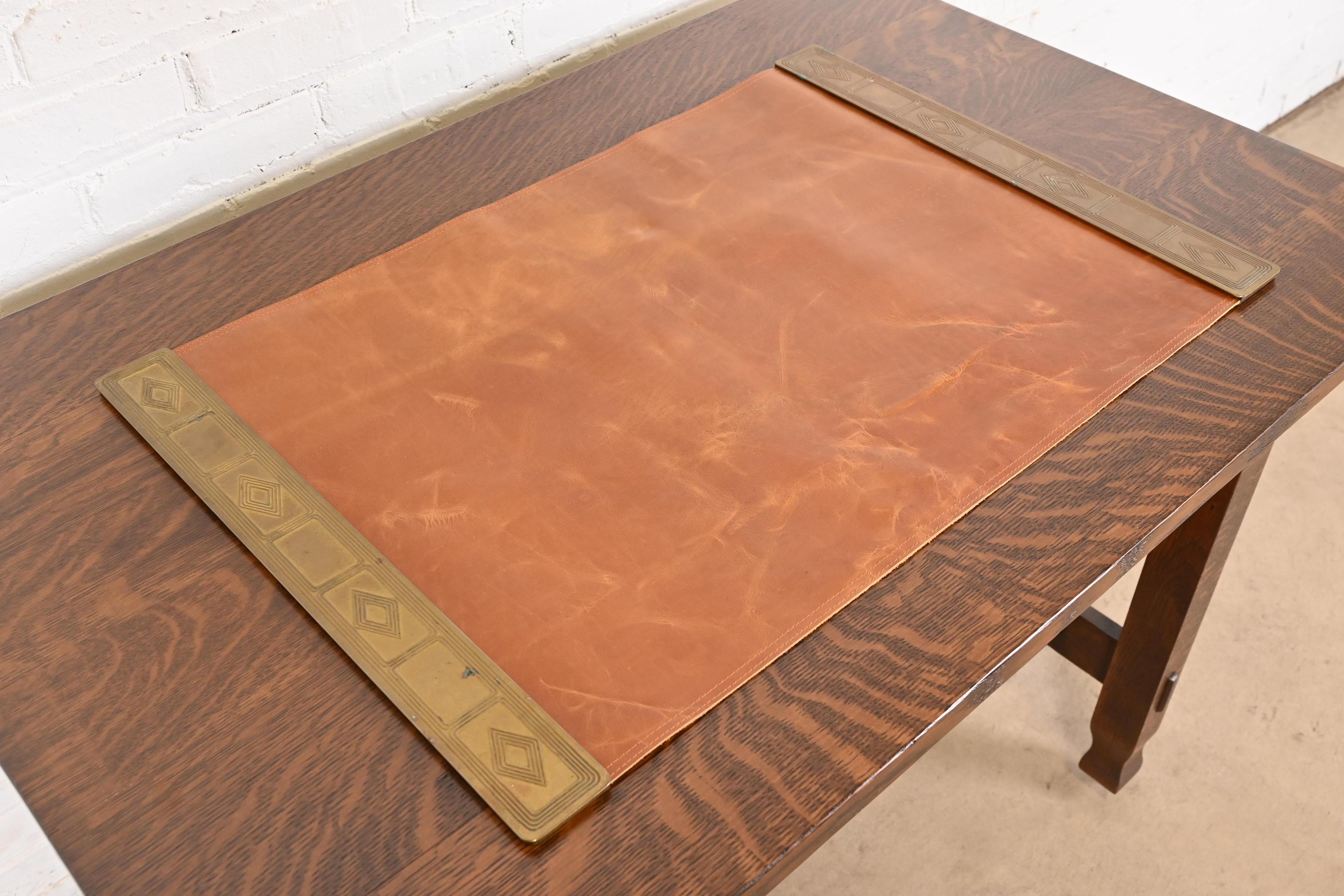 Americano Tiffany Studios New York Graduate Bronze Doré Blotter Ends Con Blotter in Pelle in vendita