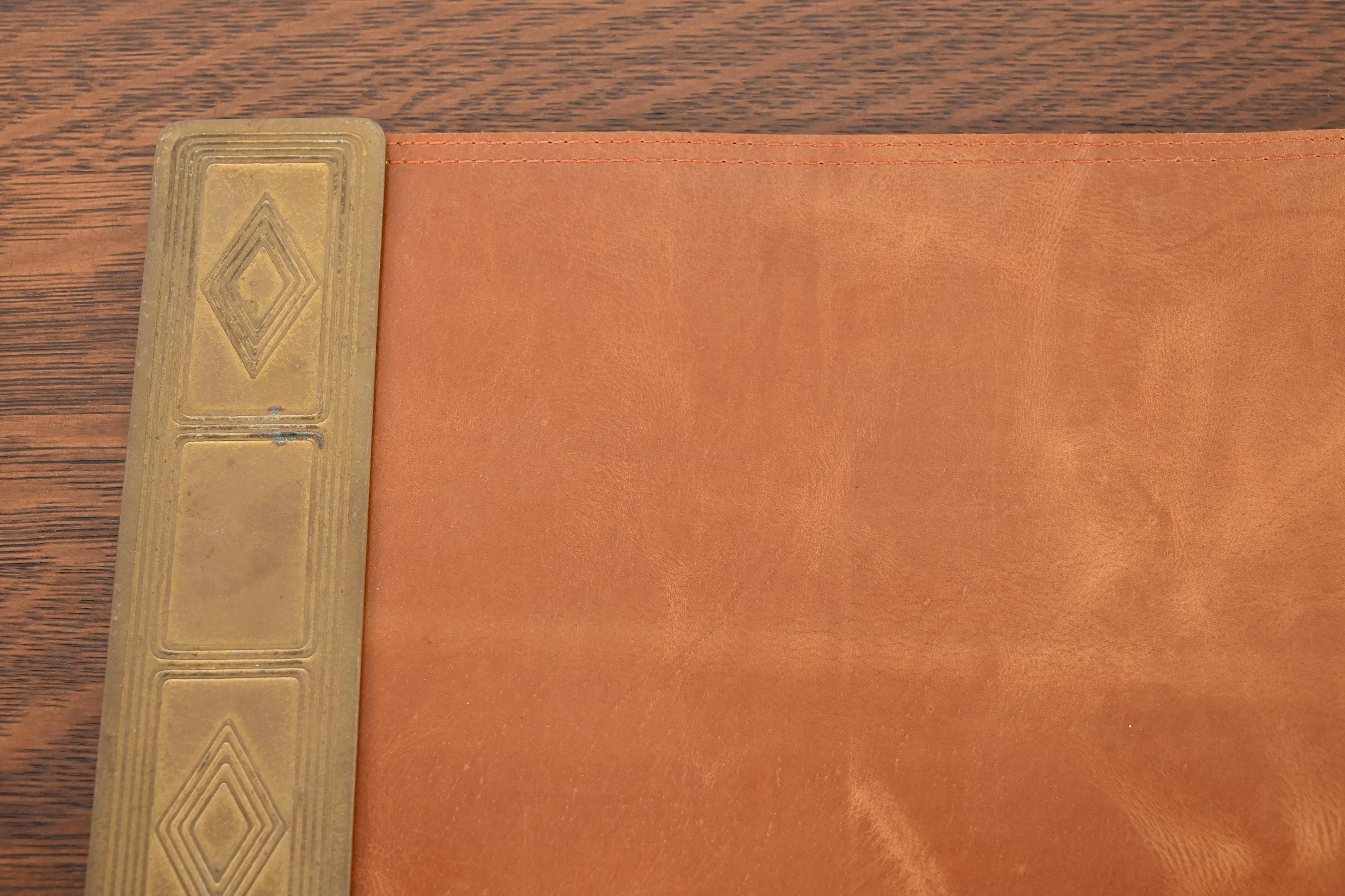 Dorato Tiffany Studios New York Graduate Bronze Doré Blotter Ends Con Blotter in Pelle in vendita