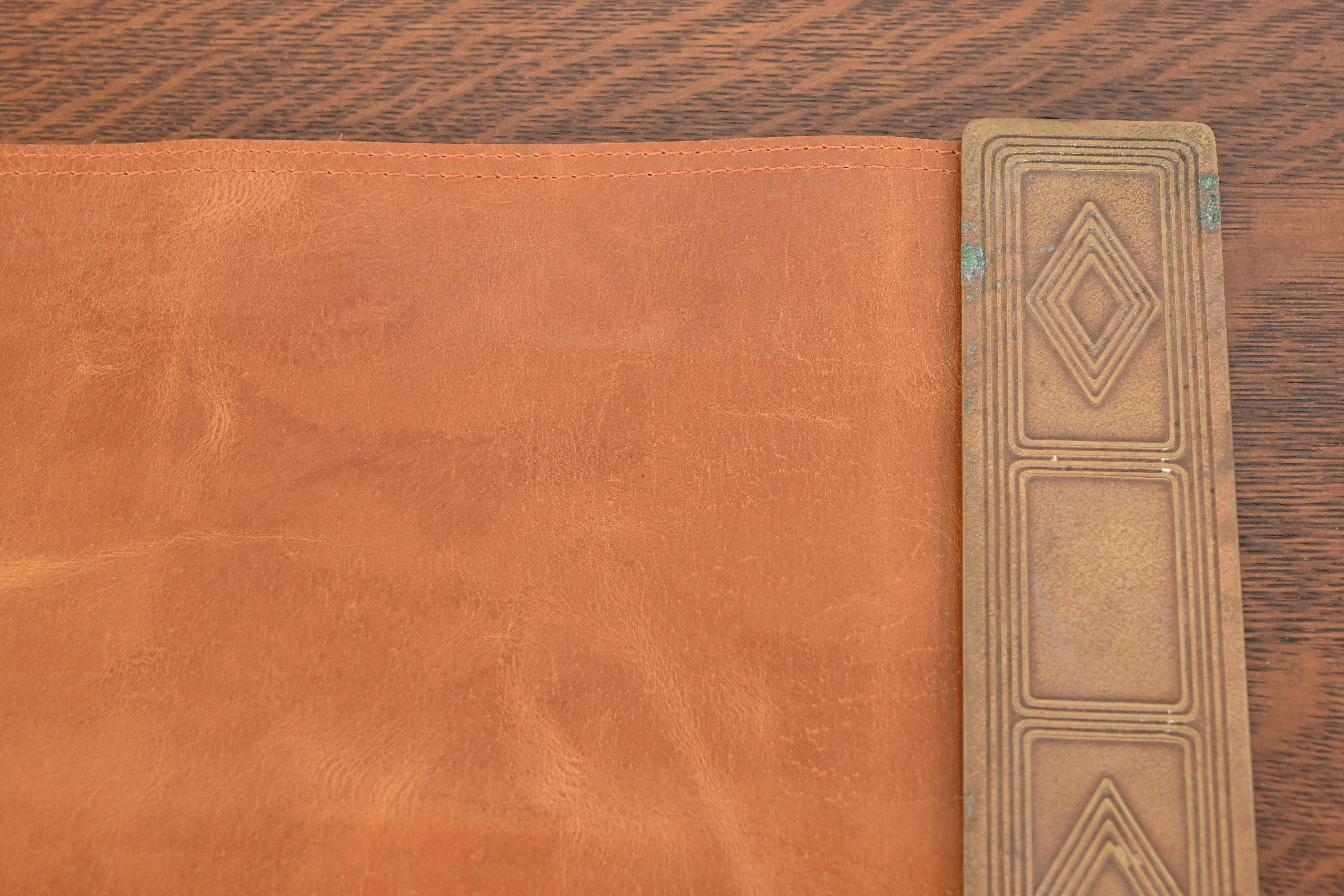 Tiffany Studios New York Graduate Bronze Doré Blotter Ends Con Blotter in Pelle In condizioni buone in vendita a South Bend, IN