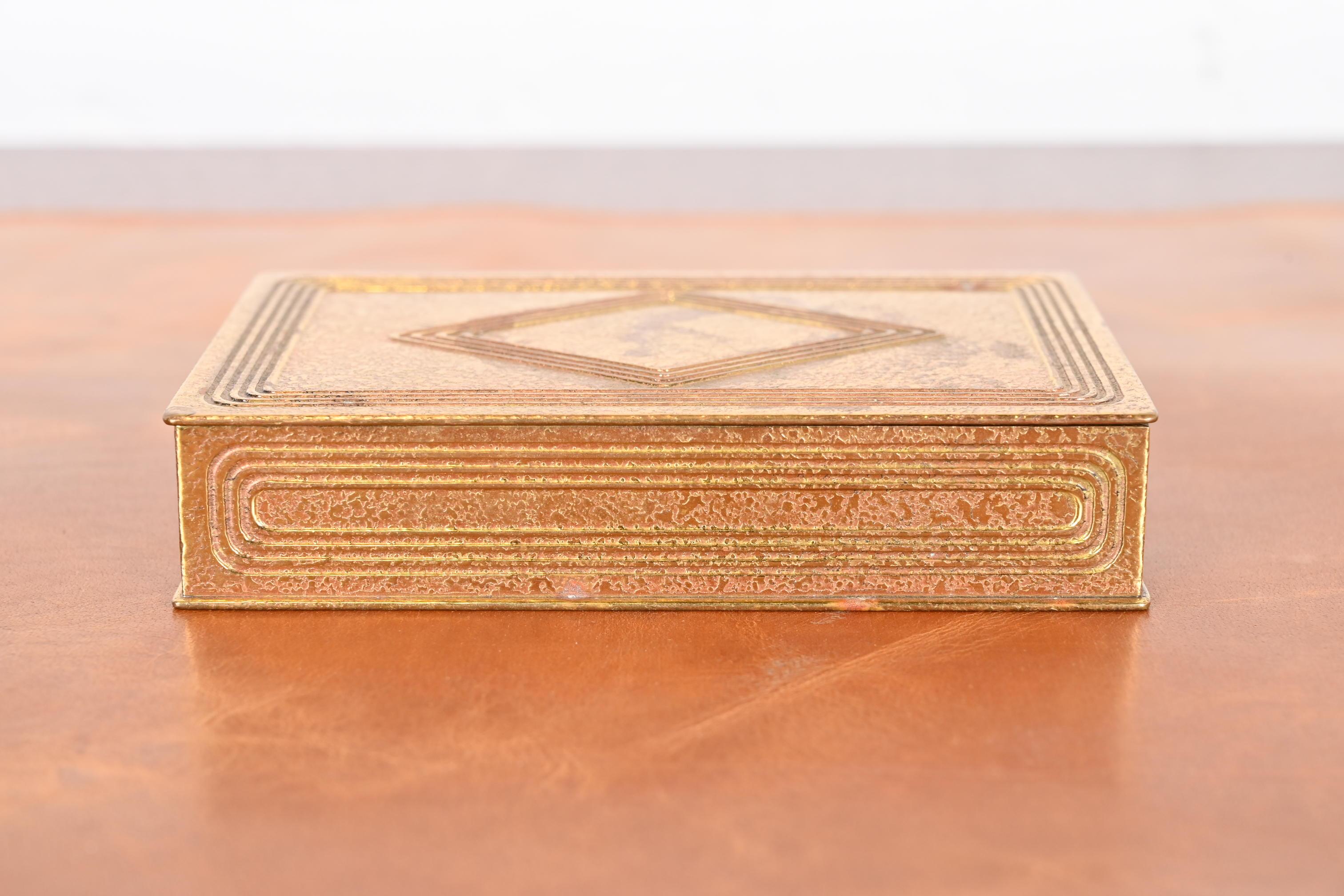 Eine wunderschöne antike Arts & Crafts oder Art Deco Periode vergoldete Bronze Graduate Muster Schreibtisch Box, Schmuck-Box, oder dekorative Box

Von Tiffany Studios (signiert auf der Unterseite)

New York, USA, Anfang des 20. Jahrhunderts

Maße: