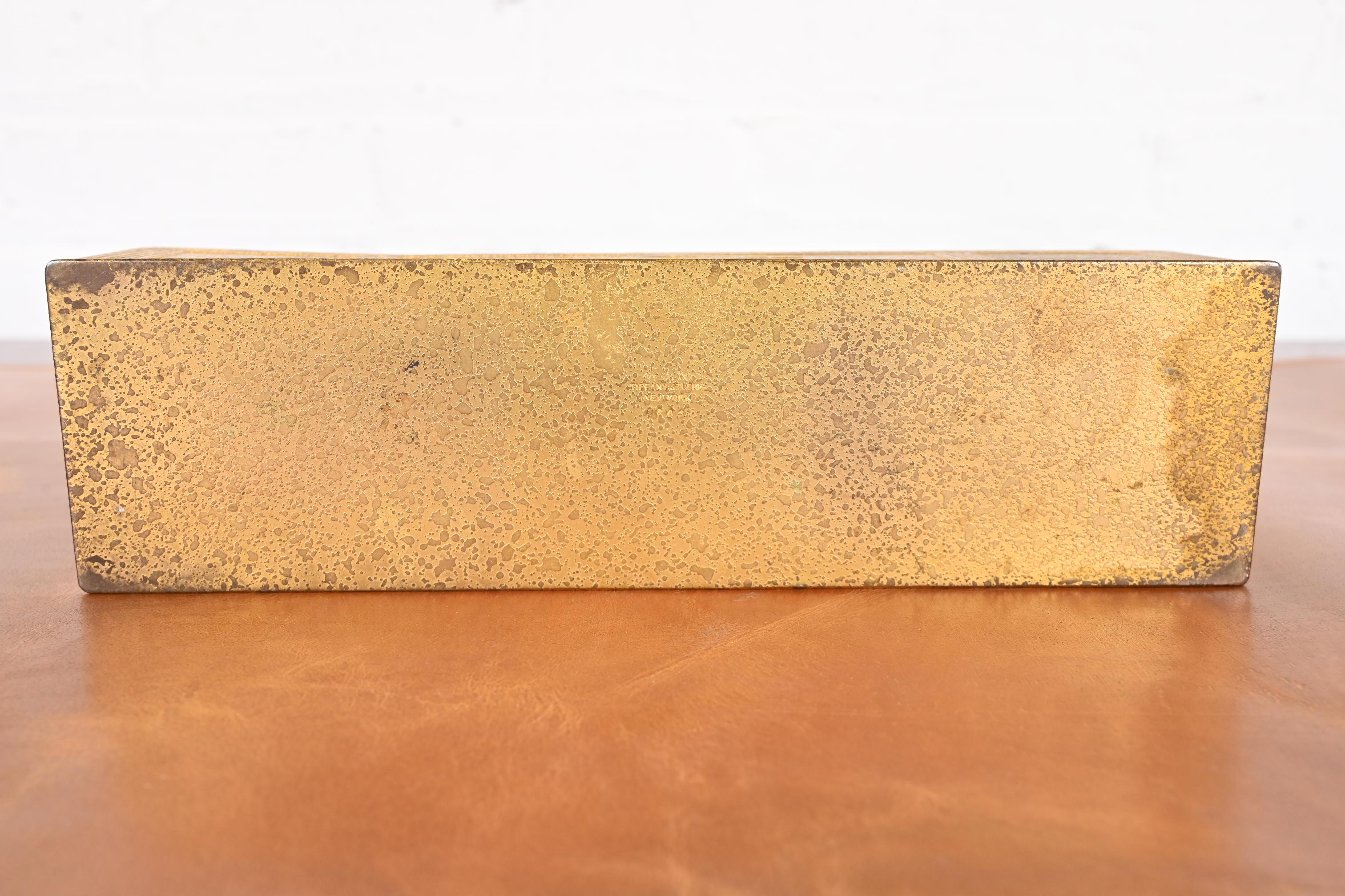 Tiffany Studios New York Graduate Bronze Doré Porte-lettres en vente 7
