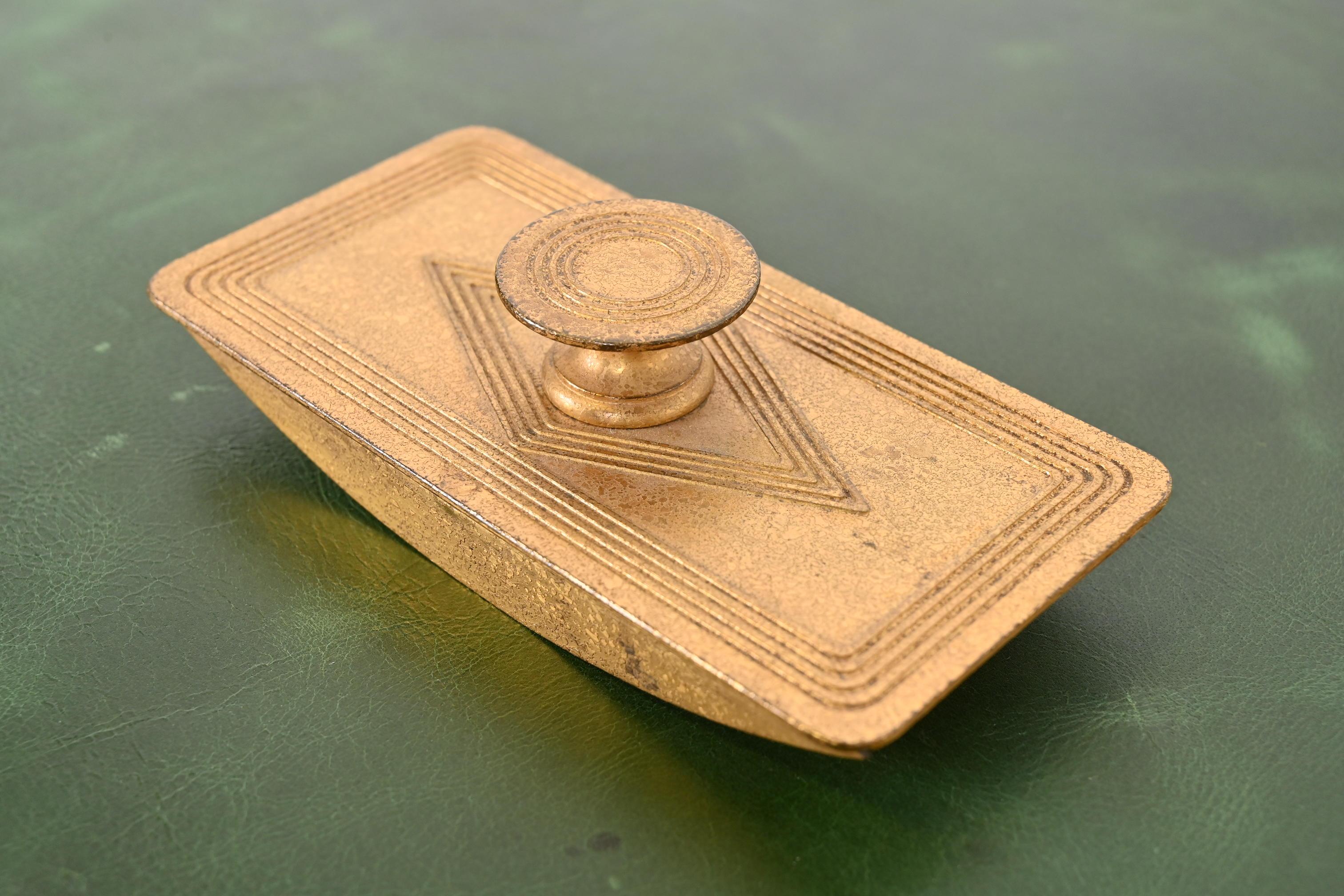 A gorgeous antique Arts & Crafts or Art Deco period gilt bronze rocker ink blotter featuring the iconic Graduate pattern

By Tiffany Studios (signed to the side)

New York, USA, Early 20th Century

Measures: 5.75