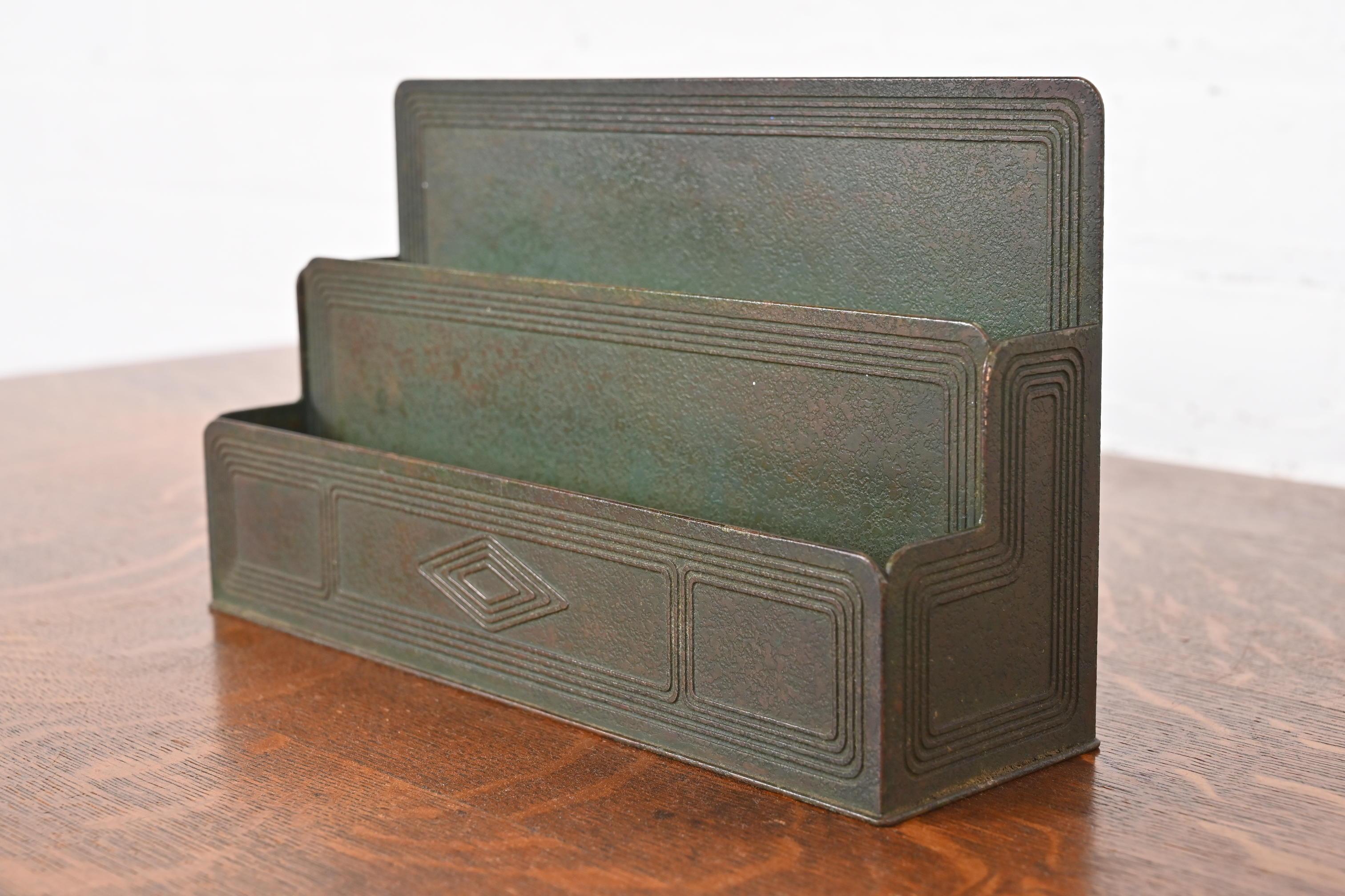 Eine wunderschöne antike Bronze Graduate Muster Schreibtisch Briefständer oder Brief Sortierer mit Grünspan Patina

Von Tiffany Studios (signiert auf der Unterseite)

New York, USA, Anfang des 20. Jahrhunderts

Maße: 9,38 