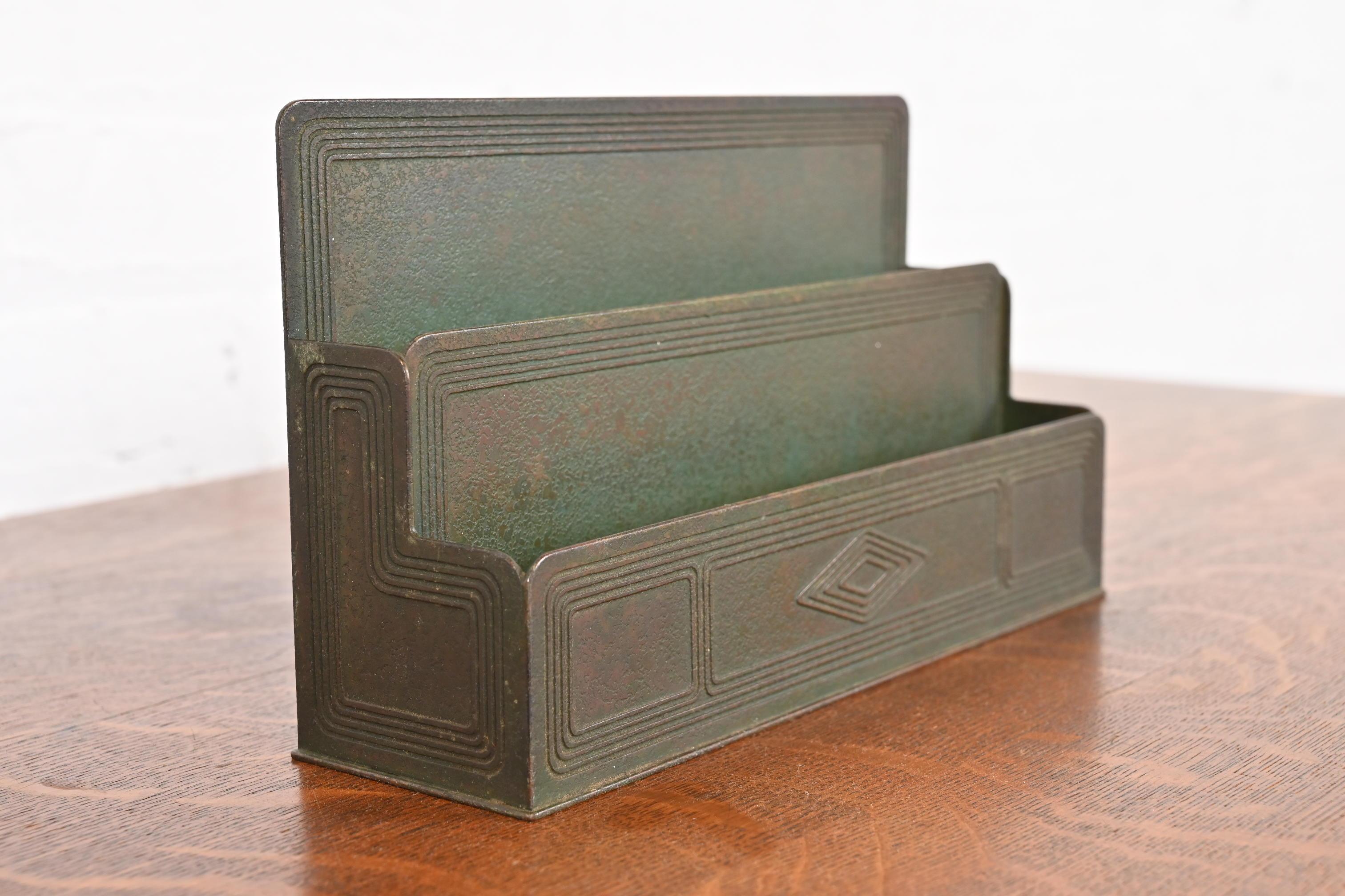 Tiffany Studios New York Graduate Briefhalter aus Bronze im Angebot 1
