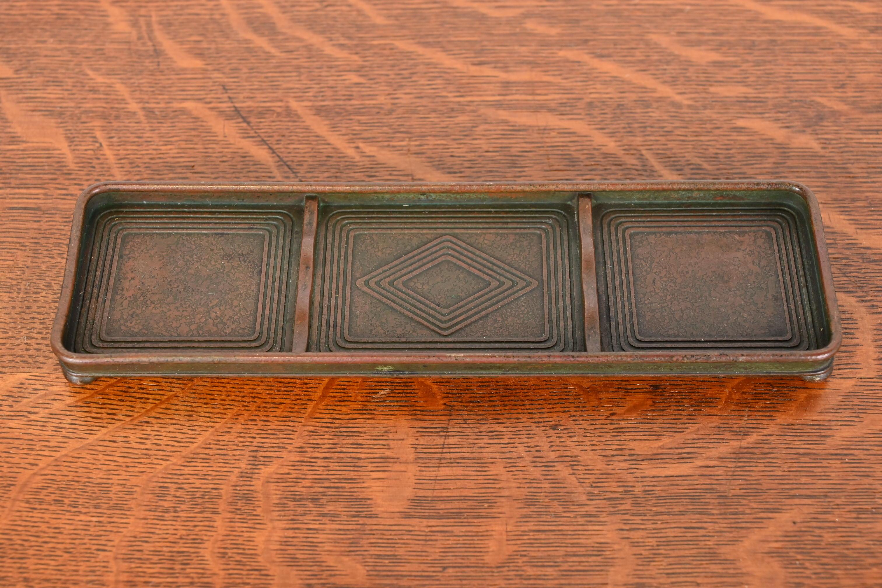 A gorgeous antique bronze Graduate pattern desk pen tray with verdigris green patina

By Tiffany Studios (signed to the underside)

New York, USA, Early 20th Century

Measures: 8.75