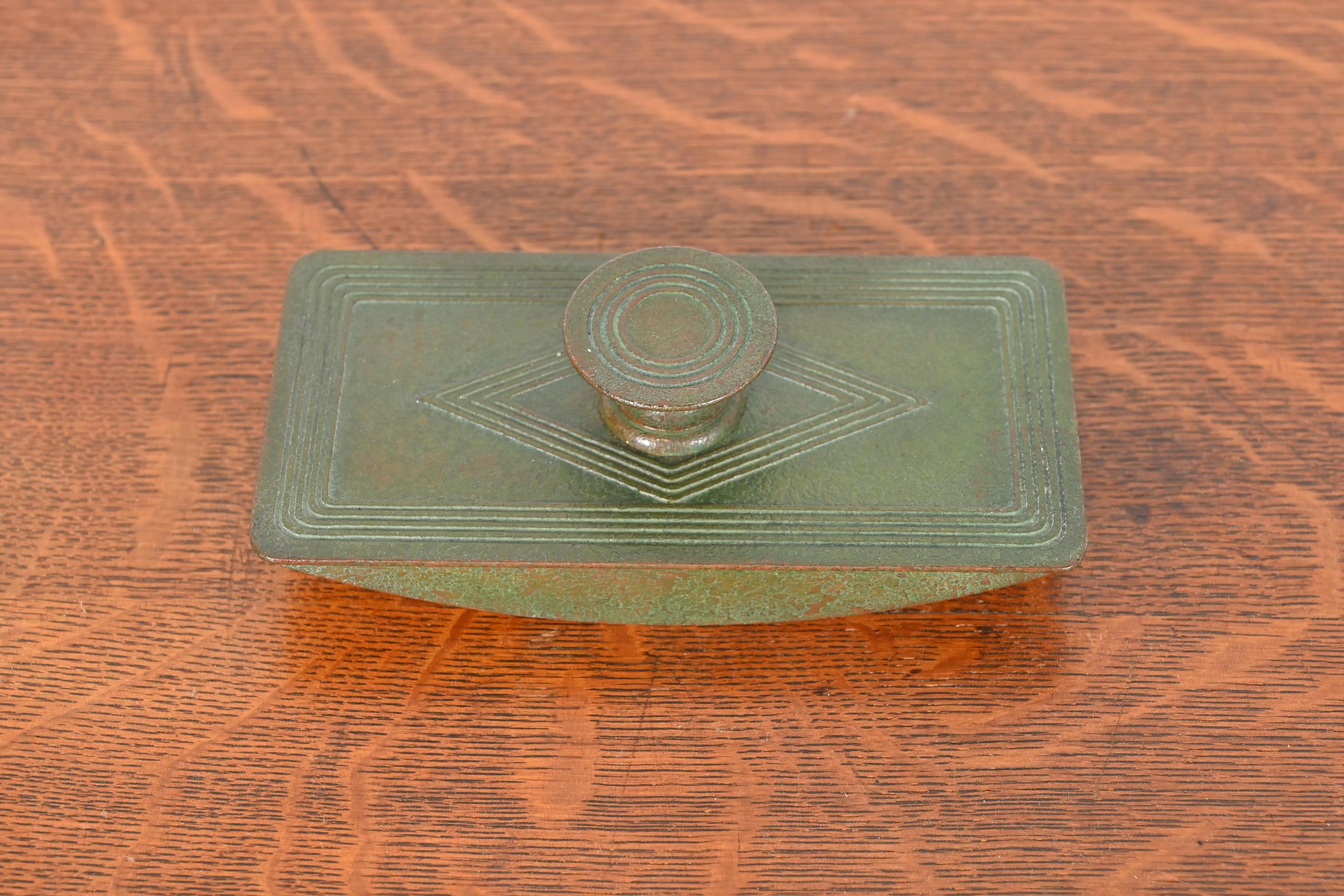 A gorgeous antique bronze rocker ink blotter featuring the iconic Graduate pattern in verdigris green patina

By Tiffany Studios (signed to the side)

New York, USA, Early 20th Century

Measures: 5.75
