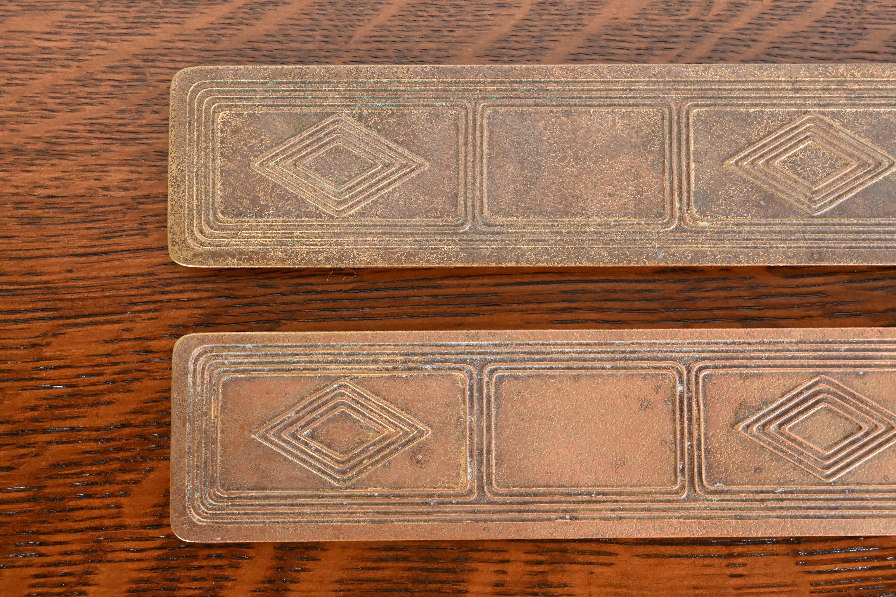 Tiffany Studios New York Graduate Pattern Bronzo Blotter Ends Con Pad in Pelle In condizioni buone in vendita a South Bend, IN