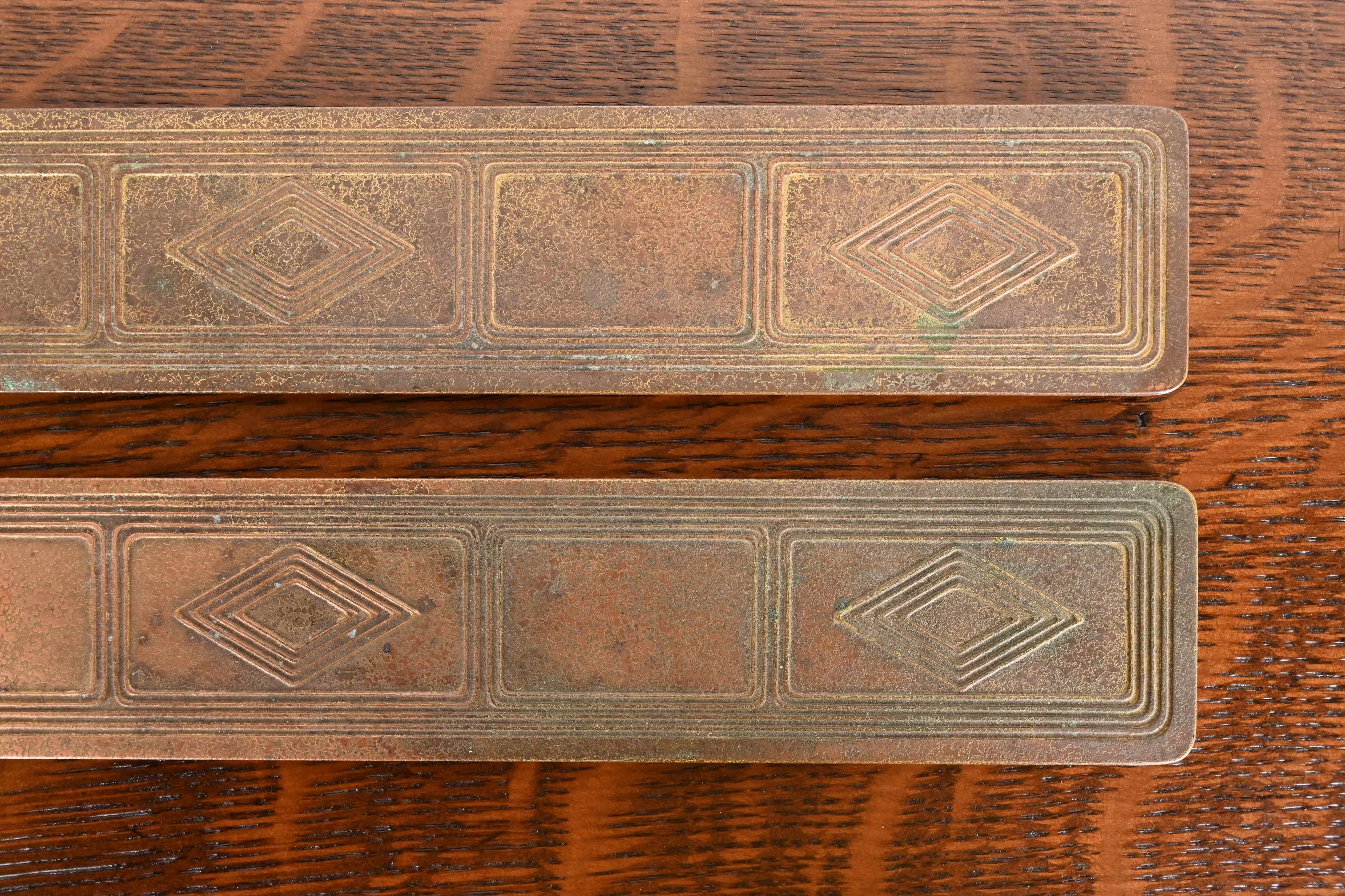 XX secolo Tiffany Studios New York Graduate Pattern Bronzo Blotter Ends Con Pad in Pelle in vendita