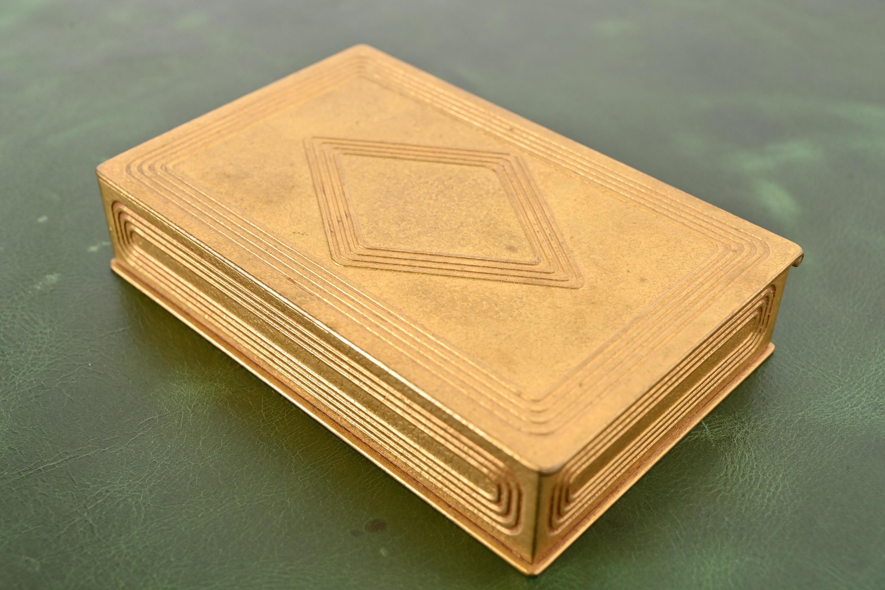 Eine wunderschöne antike Arts & Crafts oder Art Deco Periode vergoldete Bronze Graduate Muster Schreibtisch Box, Schmuck-Box, oder dekorative Box

Von Tiffany Studios (signiert auf der Unterseite)

New York, USA, Anfang des 20. Jahrhunderts

Maße: