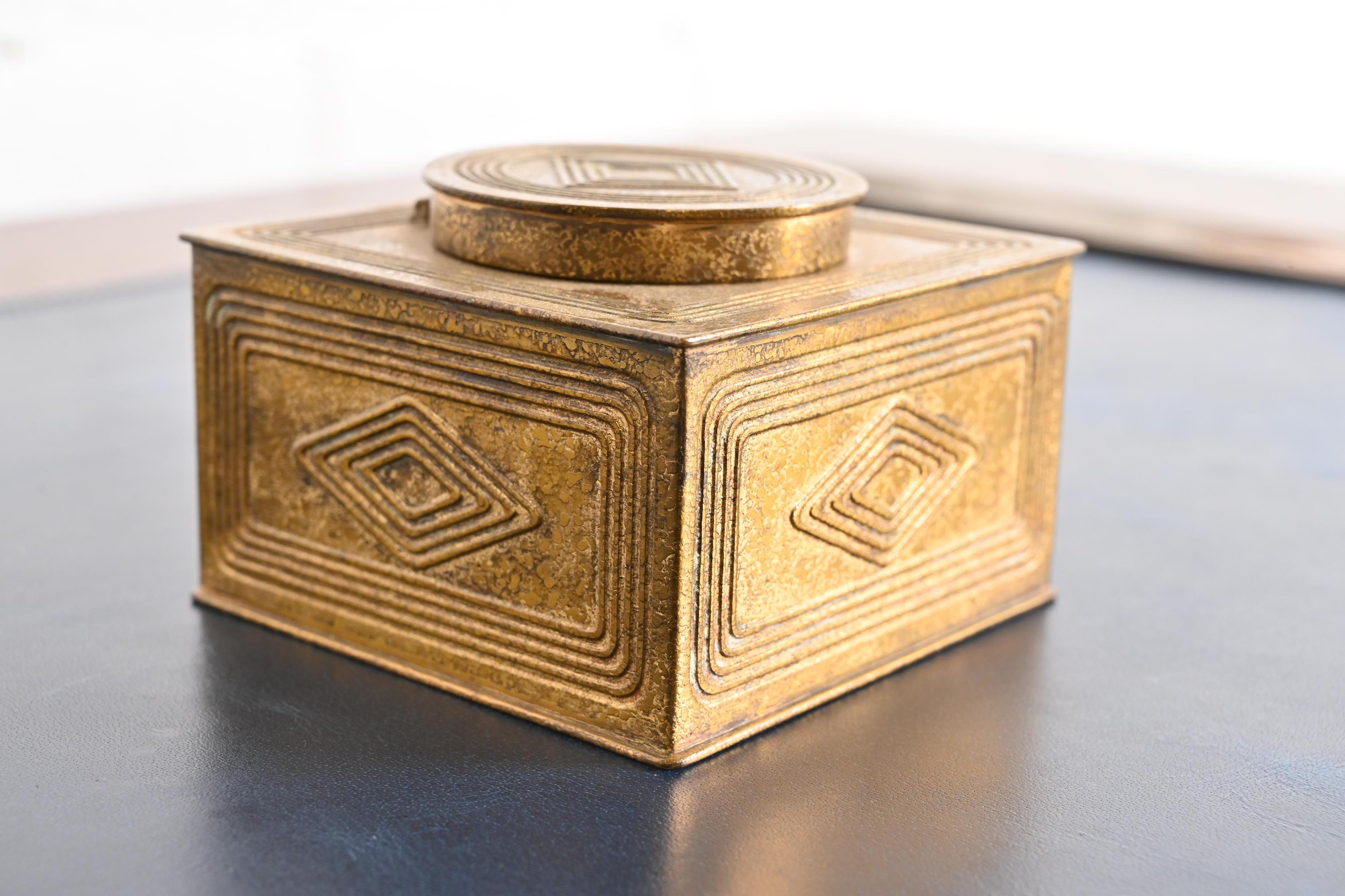 Tiffany Studios New York Graduate Pattern Bronze Doré Tintenfass im Zustand „Gut“ im Angebot in South Bend, IN