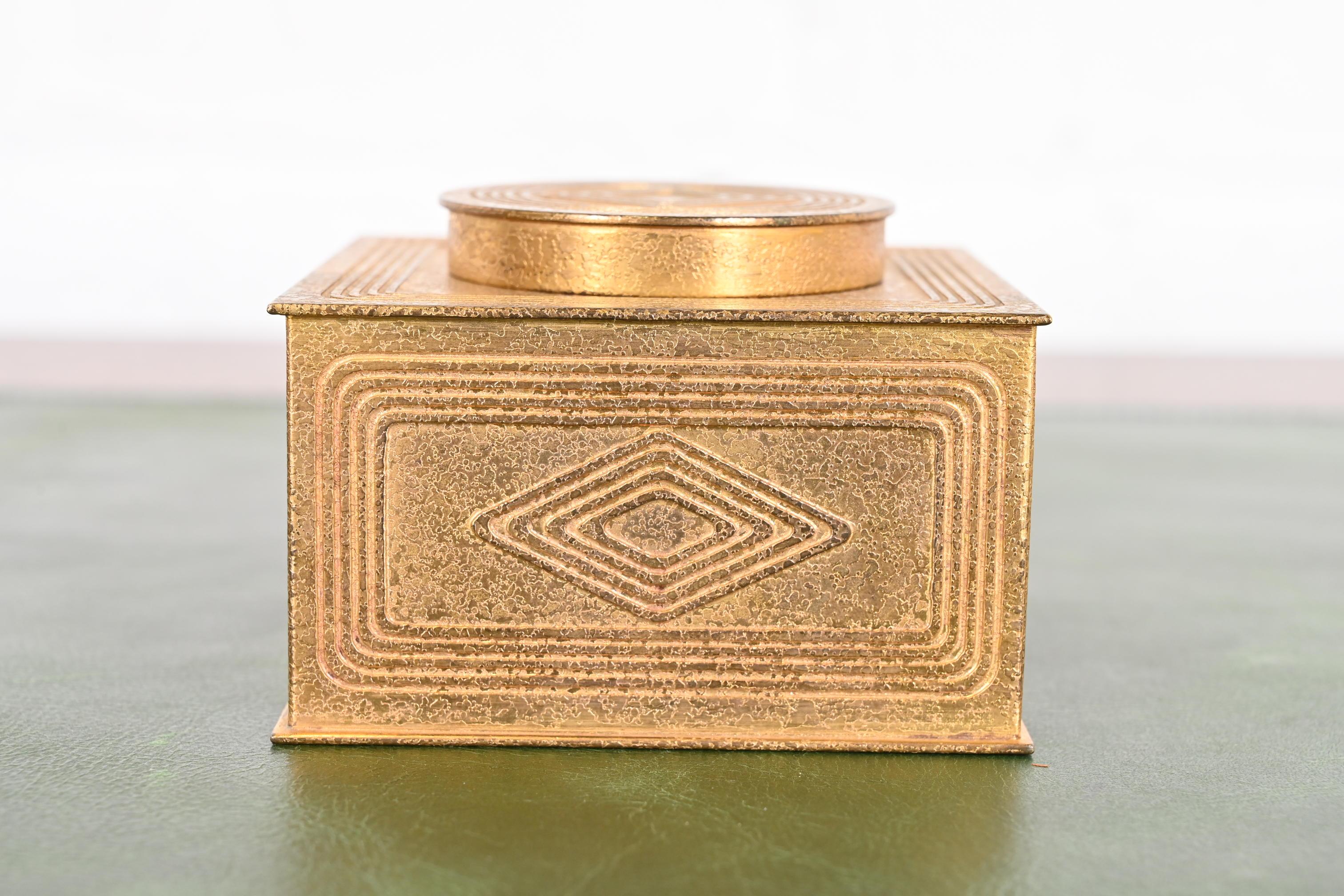 Tiffany Studios New York Graduate Pattern Bronze Doré Tintenfass (amerikanisch) im Angebot